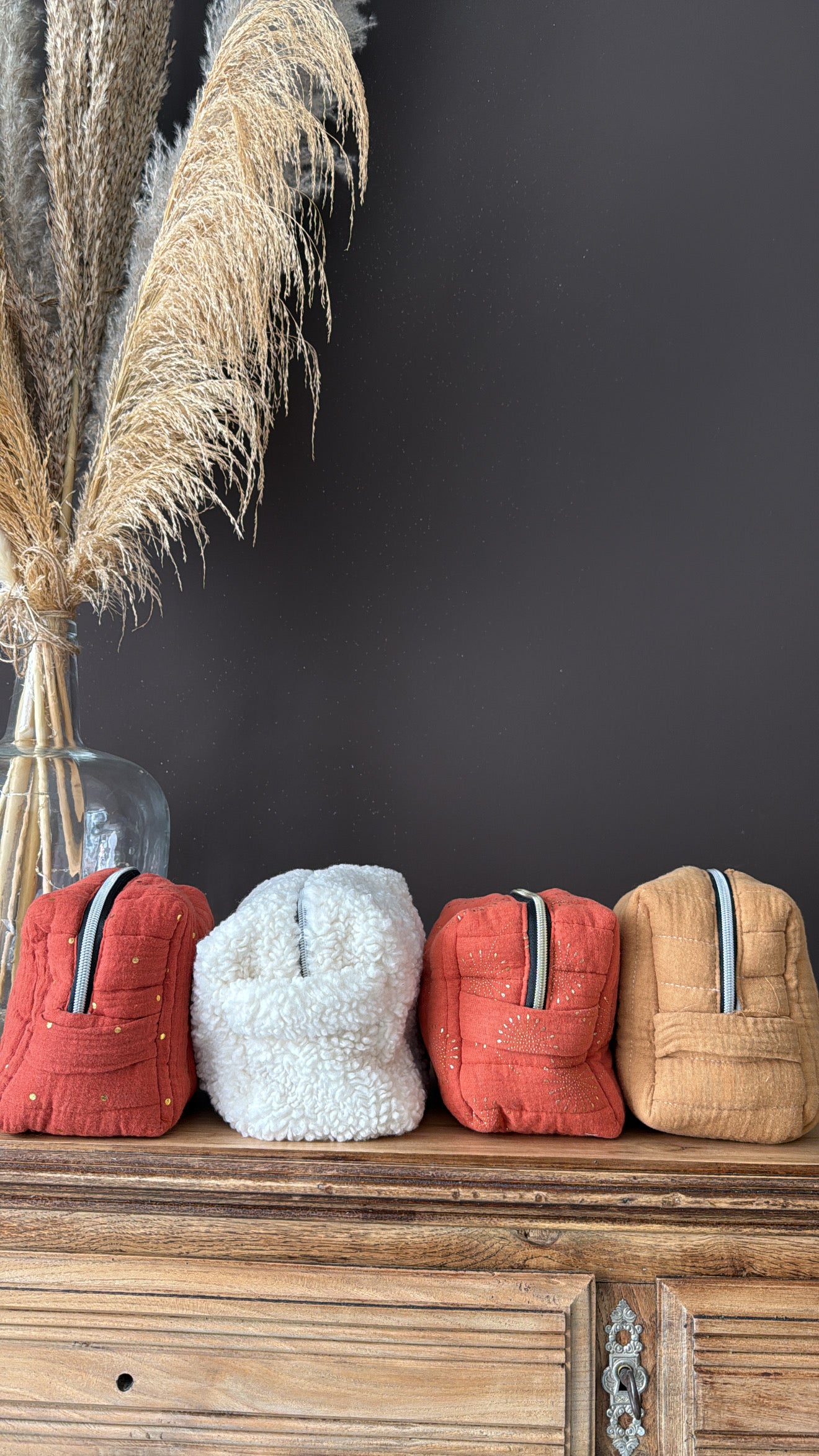 Trousse de toilette Charlie personnalisable. Créez votre trousse de toilette en choisissant vos tissus intérieurs et extérieurs, et en ajoutant une broderie. Création sur mesure