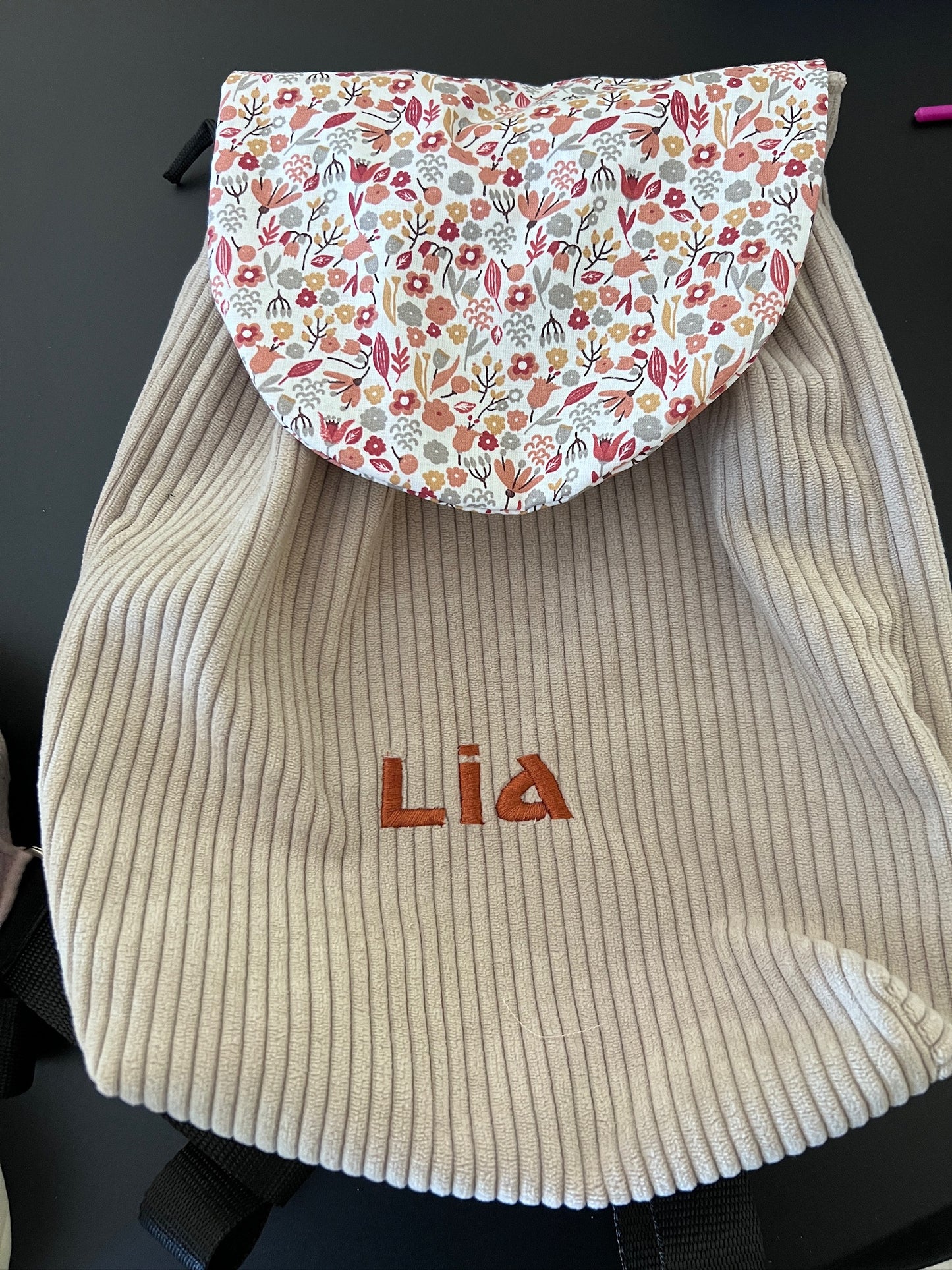 Sac enfant version 2 personnalisable. Créez votre sac en choisissant vos tissus intérieurs et extérieurs, et en ajoutant une broderie ou un flocage. Création sur mesure