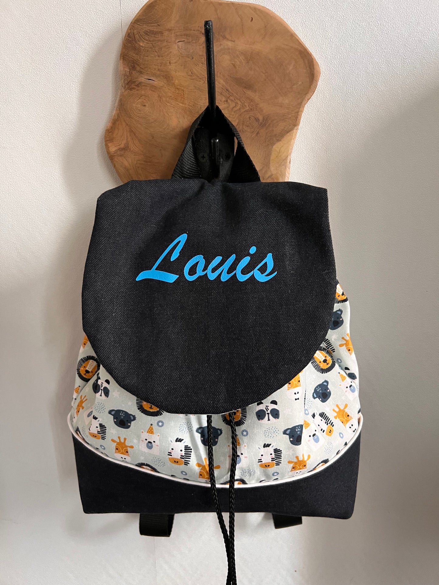 Sac enfant version 1 personnalisable. Créez votre sac en choisissant vos tissus intérieurs et extérieurs, et en ajoutant une broderie ou un flocage. Création sur mesure