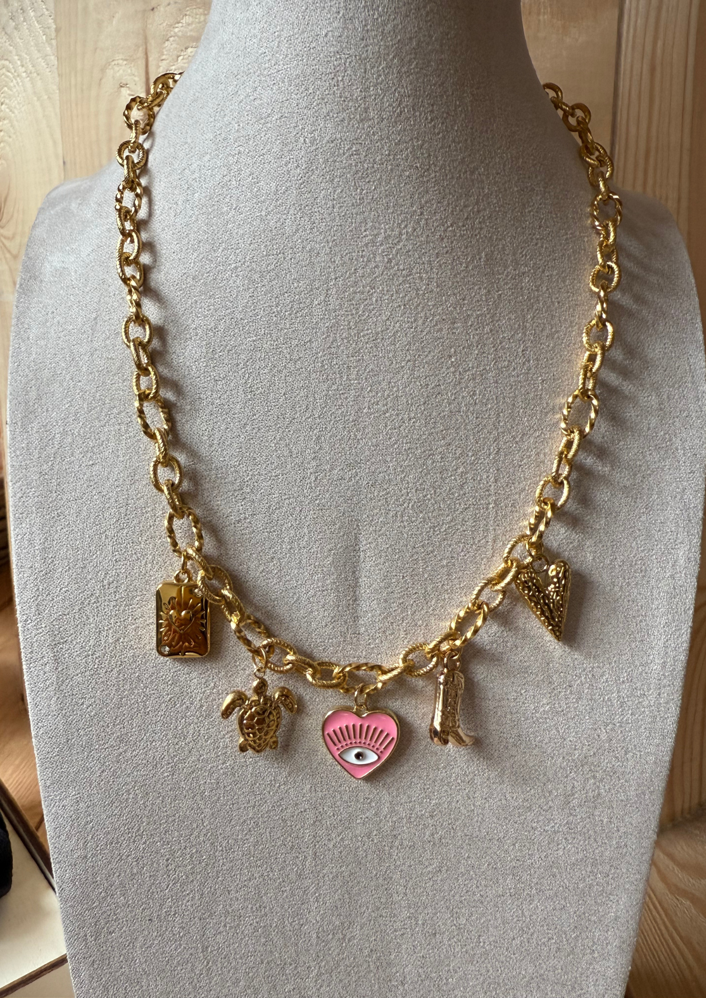 Collier personnalisable doré. Créez votre collier en choisissant vos charms. Création sur mesure