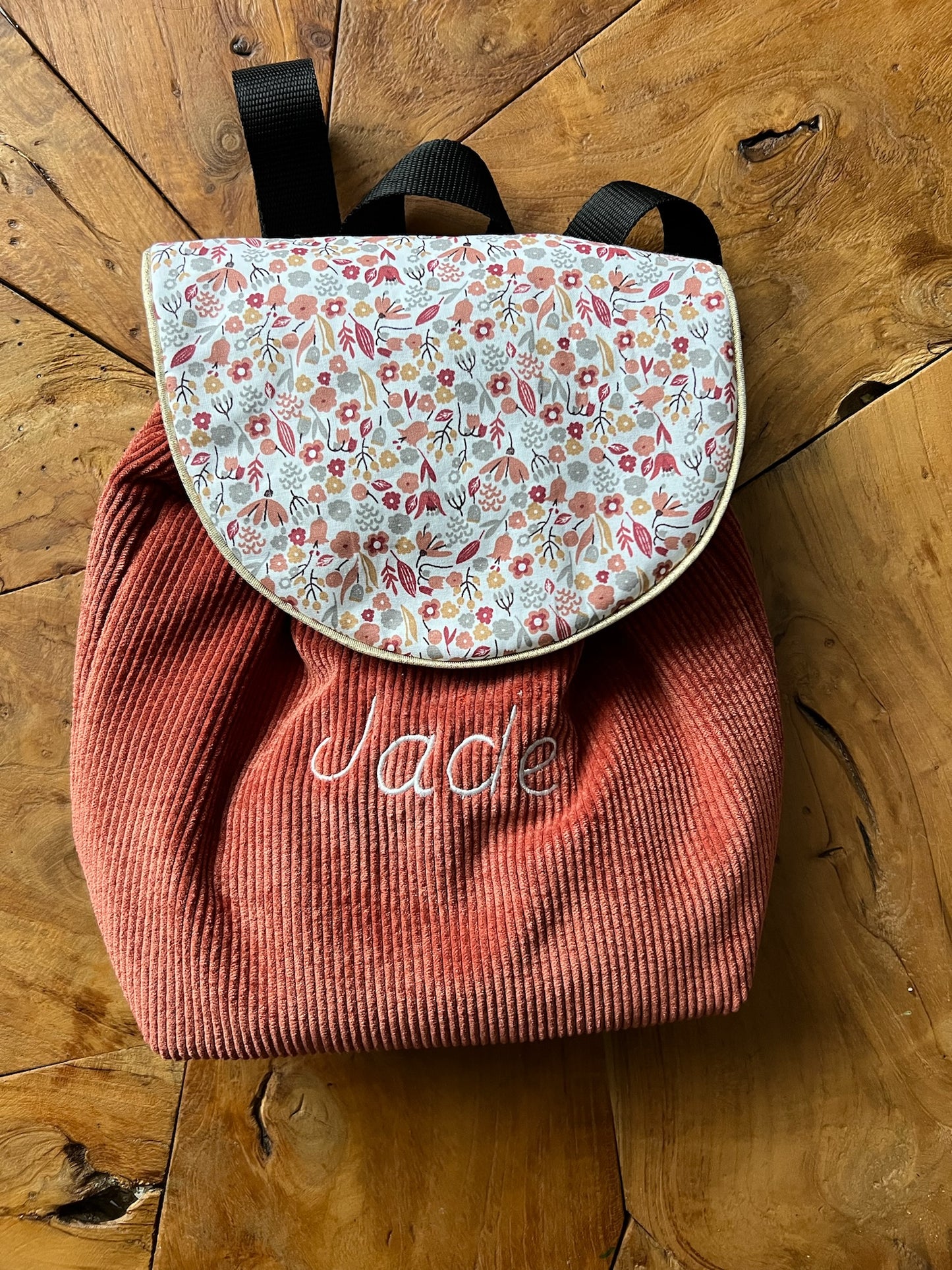 Sac enfant version 2 personnalisable. Créez votre sac en choisissant vos tissus intérieurs et extérieurs, et en ajoutant une broderie ou un flocage. Création sur mesure