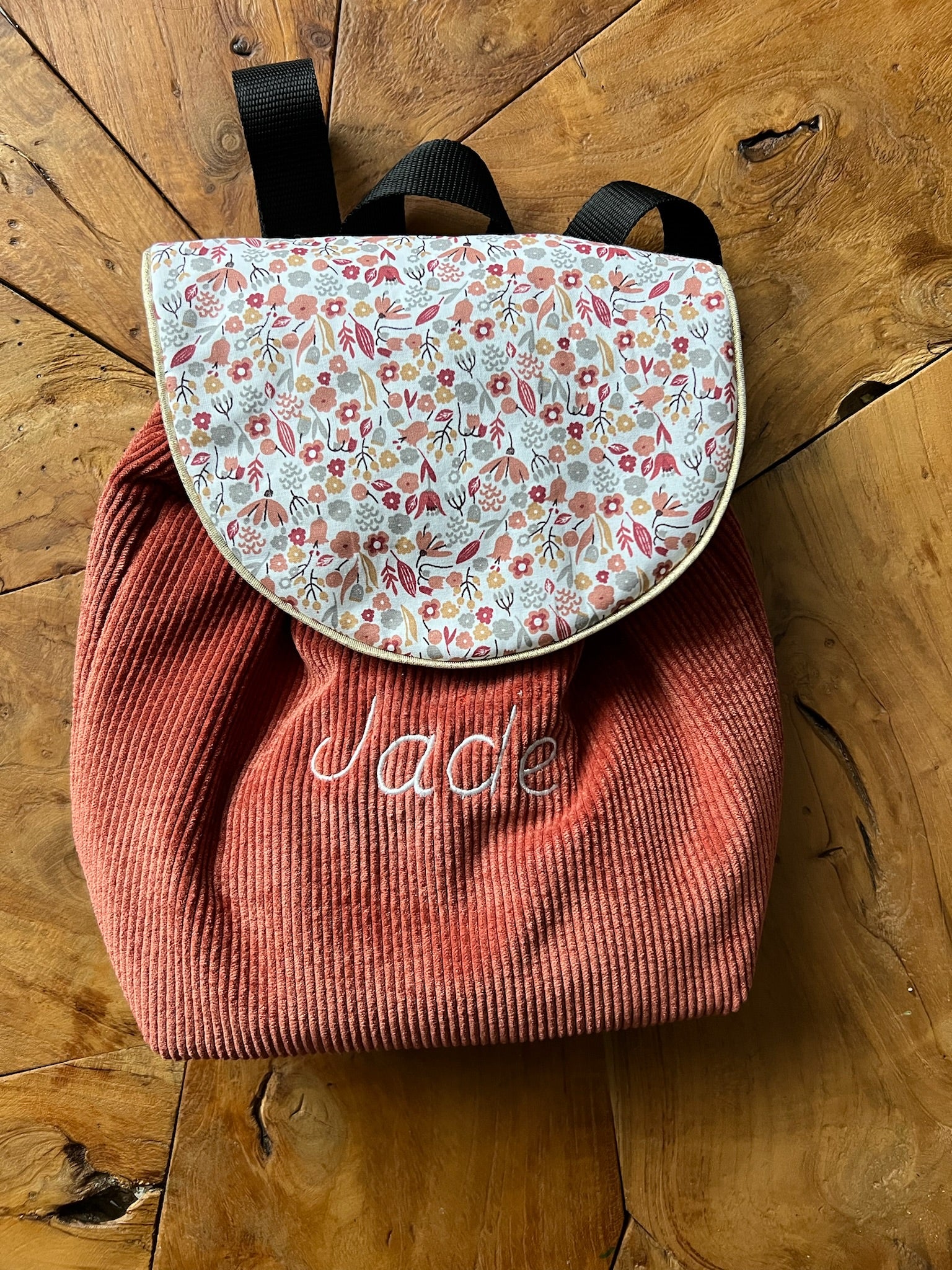 Sac enfant version 2 personnalisable. Créez votre sac en choisissant vos tissus intérieurs et extérieurs, et en ajoutant une broderie ou un flocage. Création sur mesure