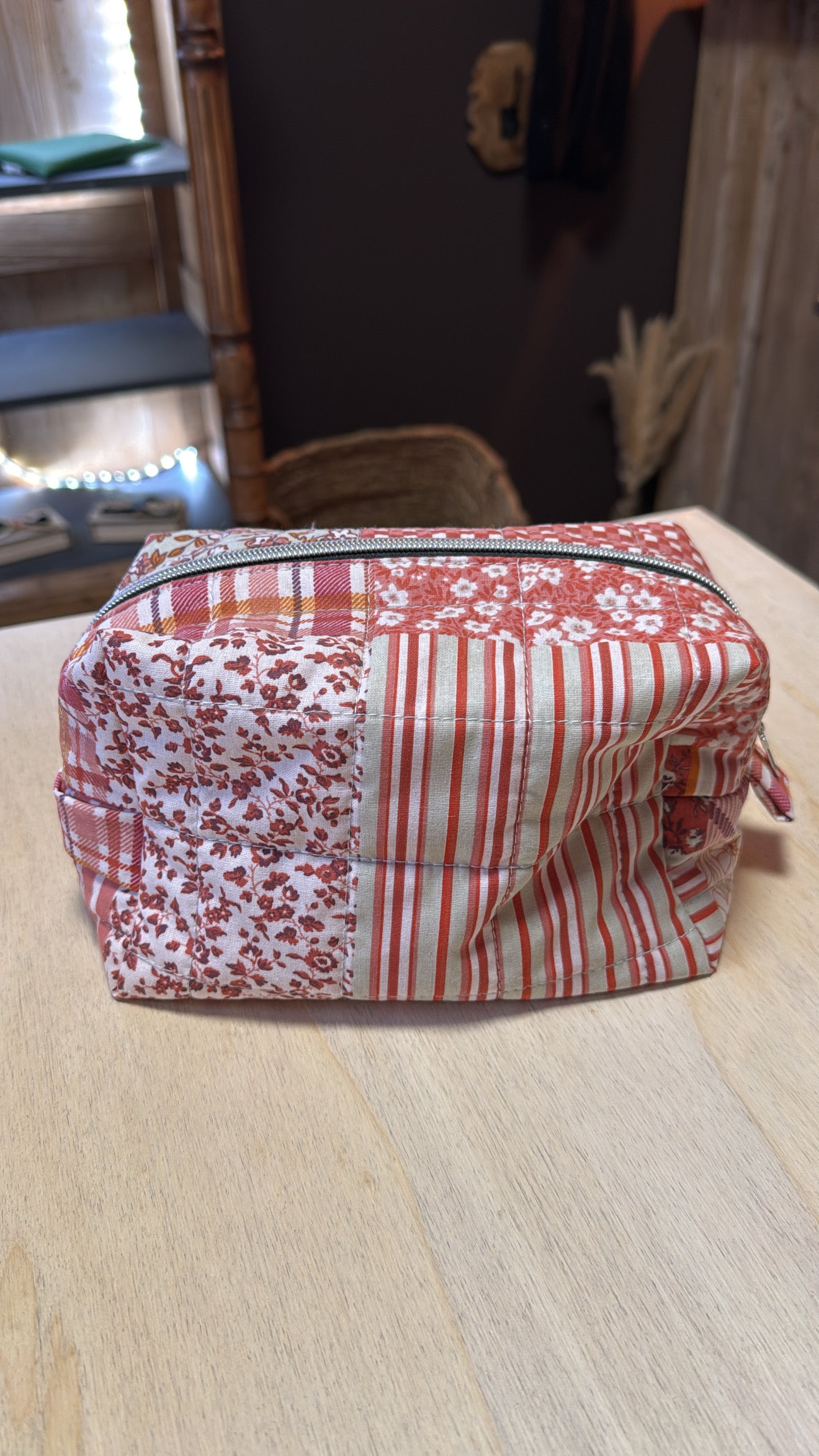 Trousse de toilette Charlie personnalisable. Créez votre trousse de toilette en choisissant vos tissus intérieurs et extérieurs, et en ajoutant une broderie. Création sur mesure