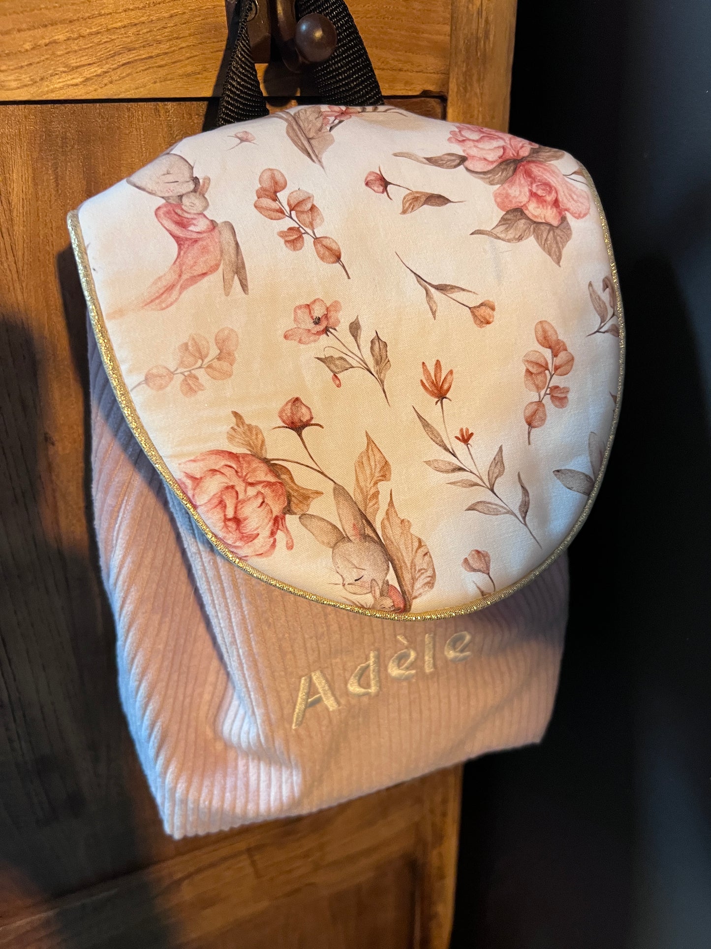 Sac enfant version 2 personnalisable. Créez votre sac en choisissant vos tissus intérieurs et extérieurs, et en ajoutant une broderie ou un flocage. Création sur mesure