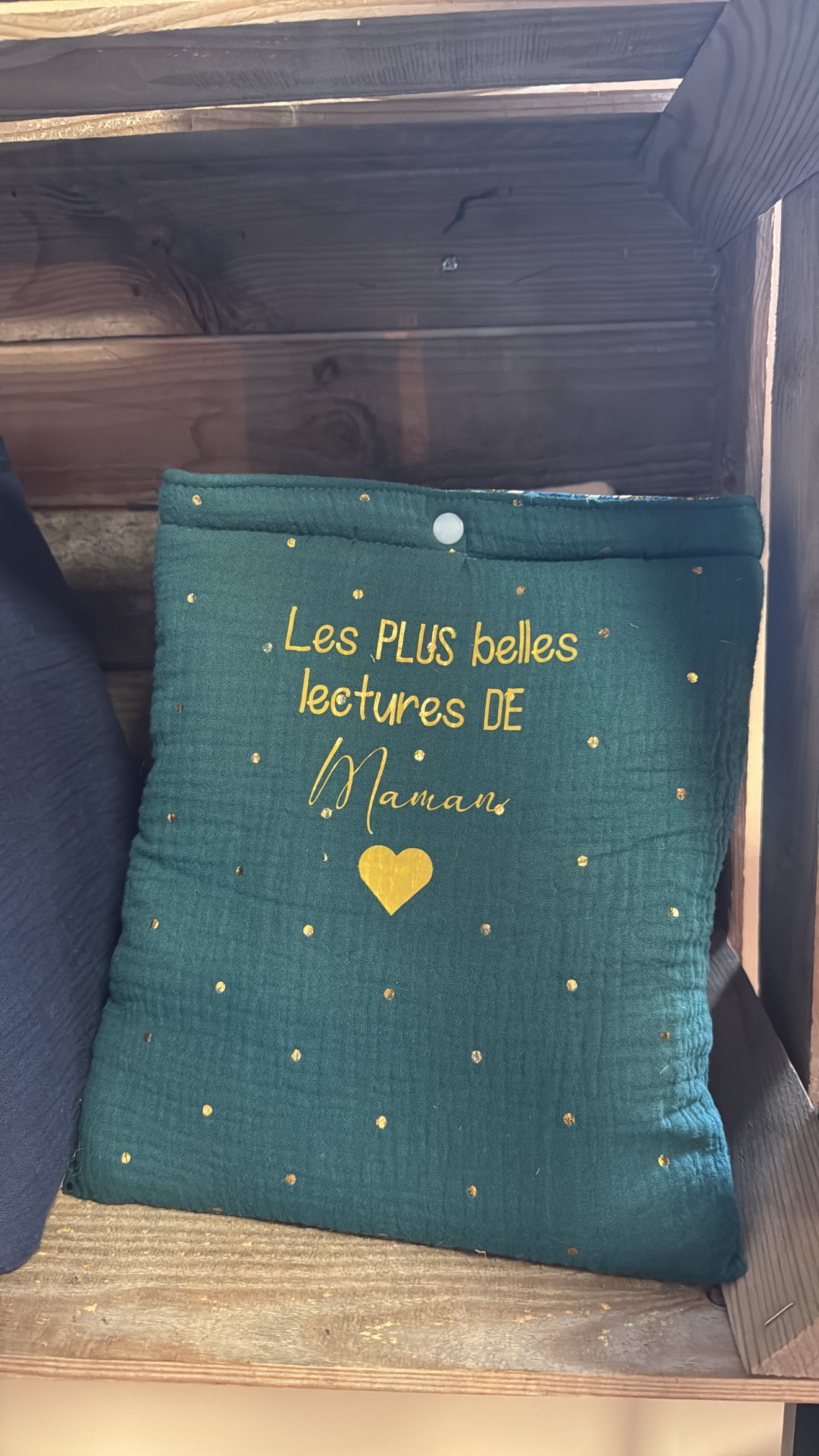 Pochette livre / tablette / ordinateur personnalisable. Créez votre Pochette livre / tablette / ordinateur en choisissant vos tissus intérieurs et extérieurs, et en ajoutant un flocage. Création sur mesure