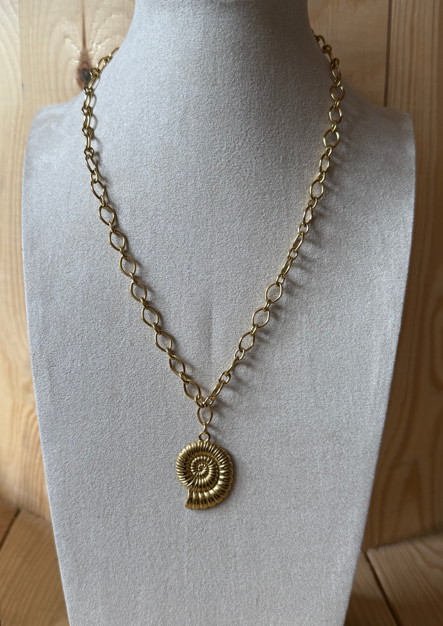 Collier personnalisable doré. Créez votre collier en choisissant vos charms. Création sur mesure