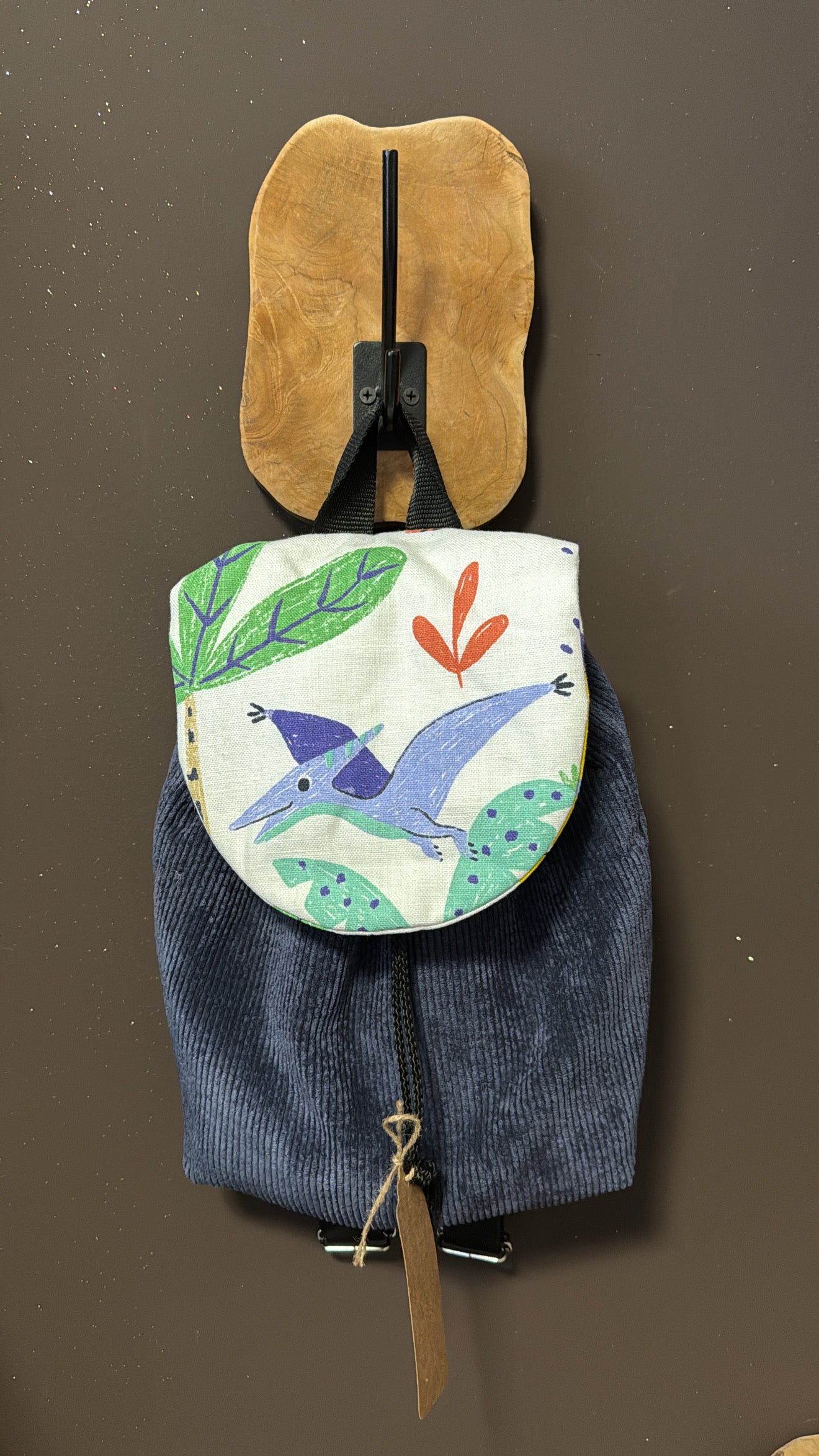 Sac à dos enfant en velours bleu – Rabat dinosaure illustré - creation by loliart