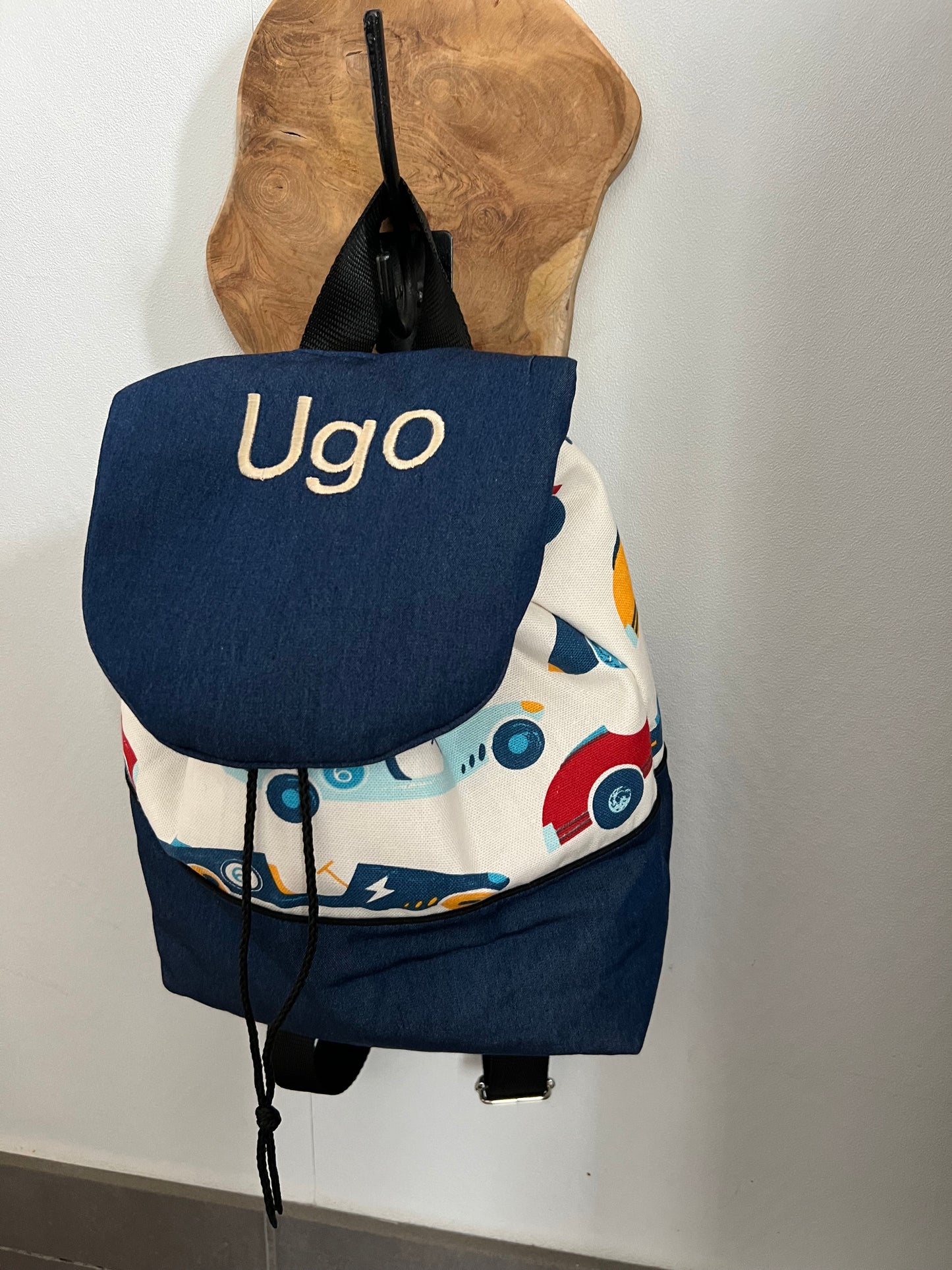 Sac enfant version 1 personnalisable. Créez votre sac en choisissant vos tissus intérieurs et extérieurs, et en ajoutant une broderie ou un flocage. Création sur mesure