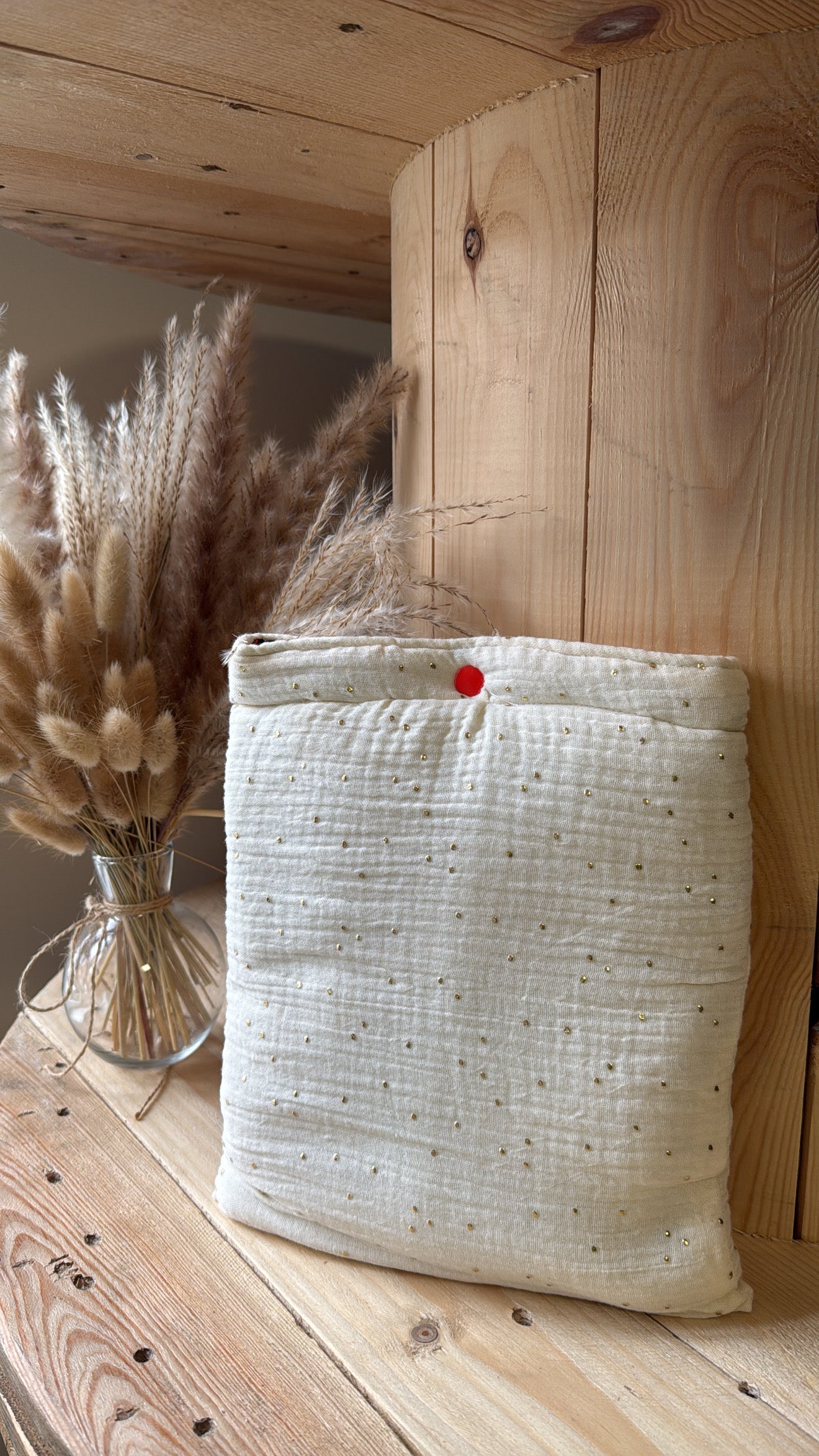 Pochette livre / tablette / ordinateur personnalisable. Créez votre Pochette livre / tablette / ordinateur en choisissant vos tissus intérieurs et extérieurs, et en ajoutant un flocage. Création sur mesure