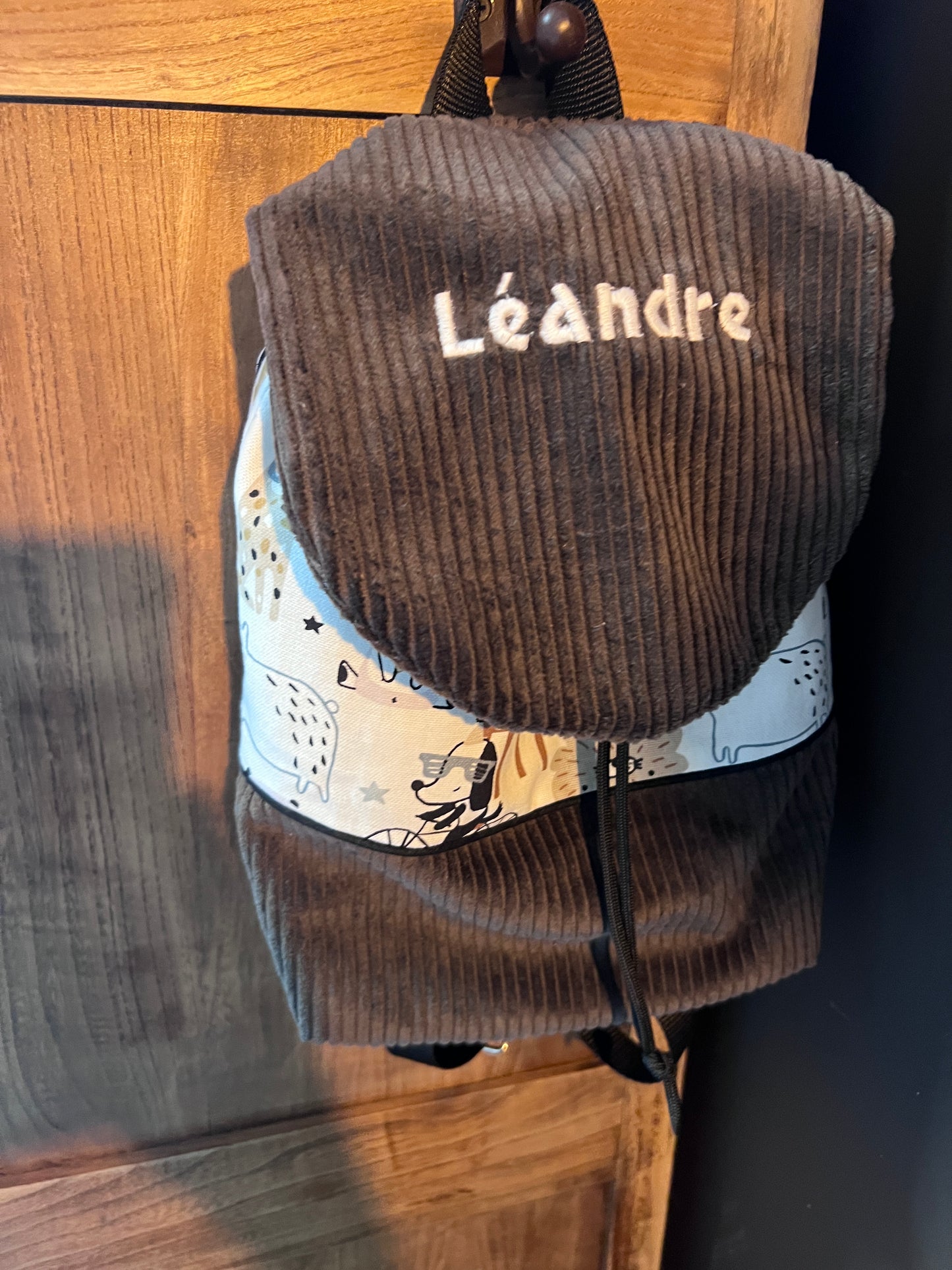 Sac enfant version 1 personnalisable. Créez votre sac en choisissant vos tissus intérieurs et extérieurs, et en ajoutant une broderie ou un flocage. Création sur mesure