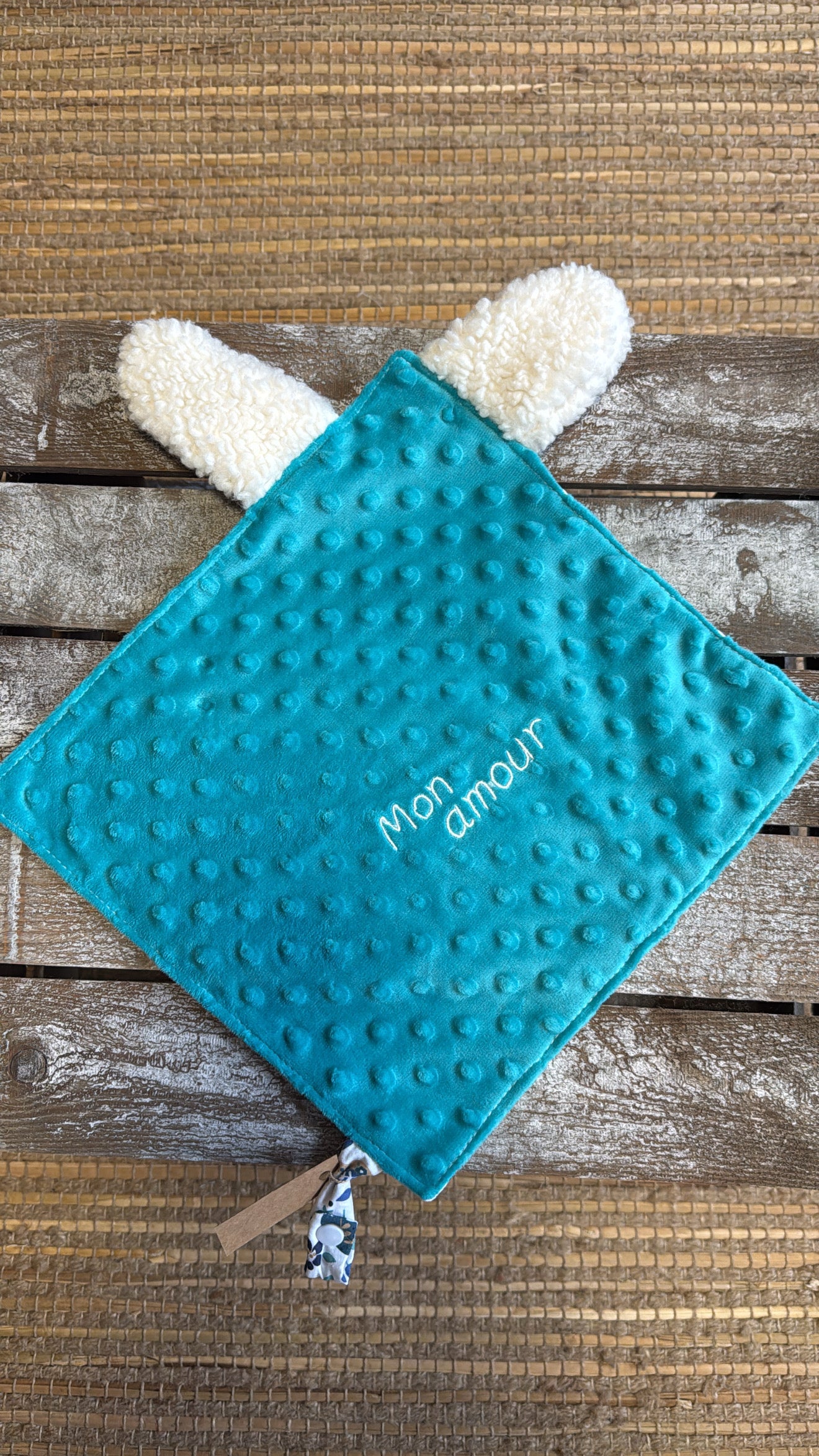 Doudou personnalisable. Créez votre doudou en choisissant vos tissus , et en ajoutant une broderie. Création sur mesure