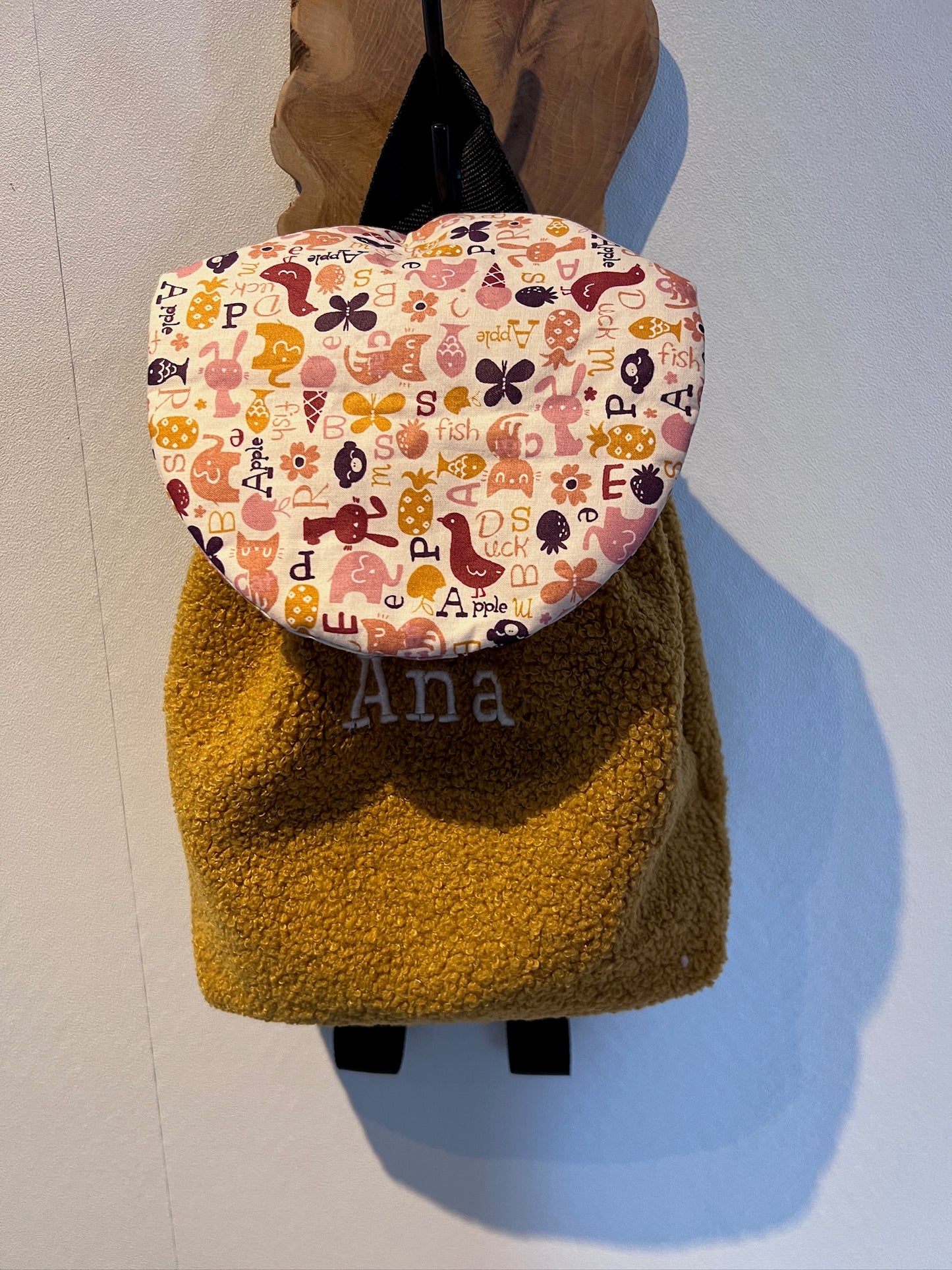 Sac enfant version 2 personnalisable. Créez votre sac en choisissant vos tissus intérieurs et extérieurs, et en ajoutant une broderie ou un flocage. Création sur mesure
