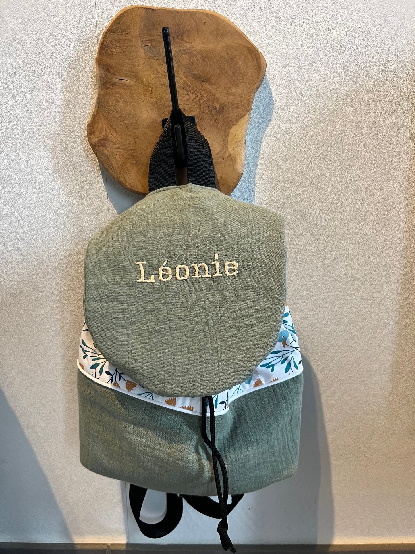 Sac enfant version 1 personnalisable. Créez votre sac en choisissant vos tissus intérieurs et extérieurs, et en ajoutant une broderie ou un flocage. Création sur mesure