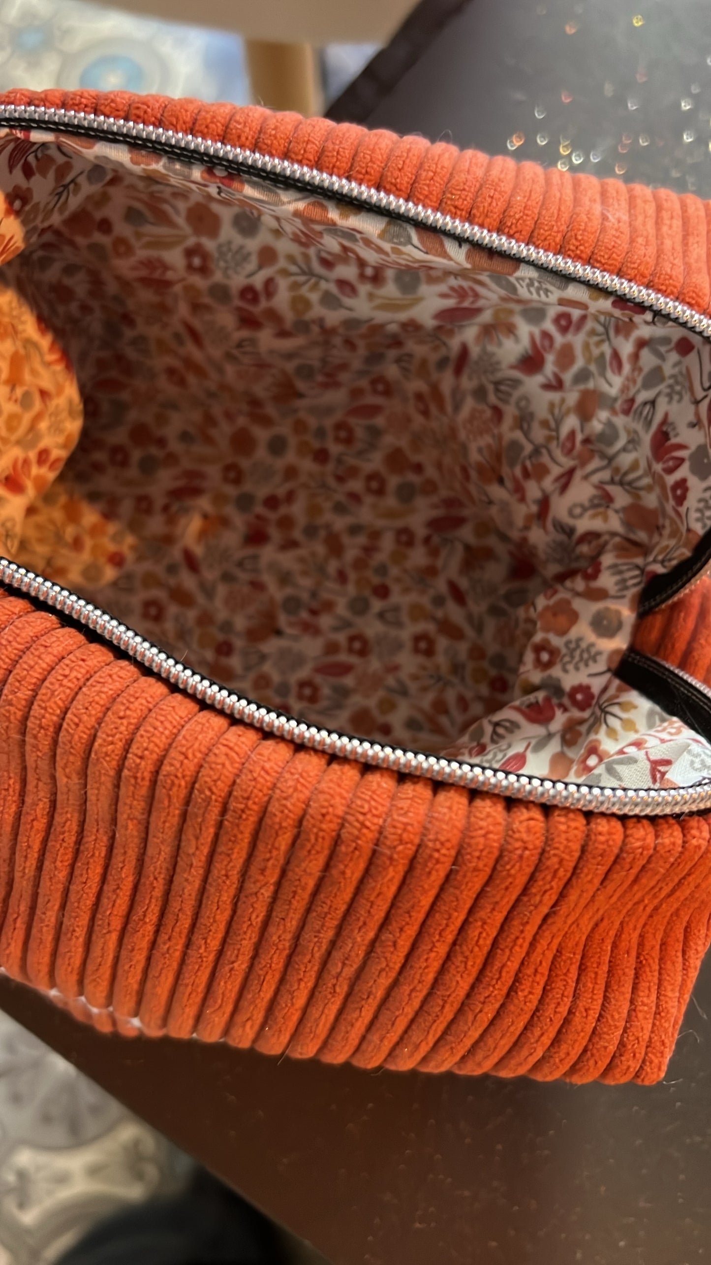 Trousse de toilette Charlie personnalisable. Créez votre trousse de toilette en choisissant vos tissus intérieurs et extérieurs, et en ajoutant une broderie. Création sur mesure