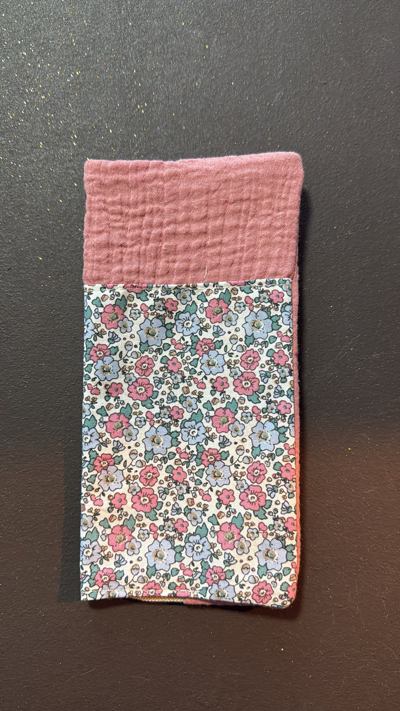 Protège livret de famille. Créez votre livret de famille en choisissant vos tissus intérieurs et extérieurs, et en ajoutant une broderie ou un flocage. Création sur mesure