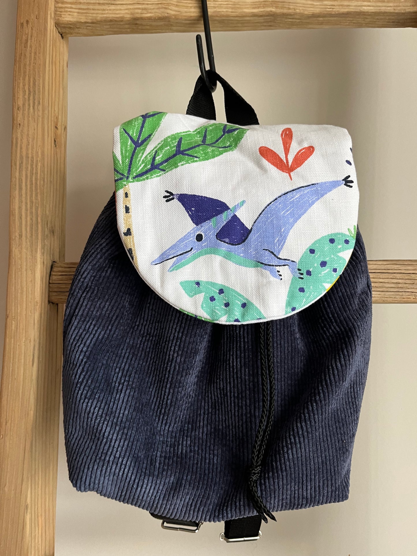 Sac enfant version 2 personnalisable. Créez votre sac en choisissant vos tissus intérieurs et extérieurs, et en ajoutant une broderie ou un flocage. Création sur mesure
