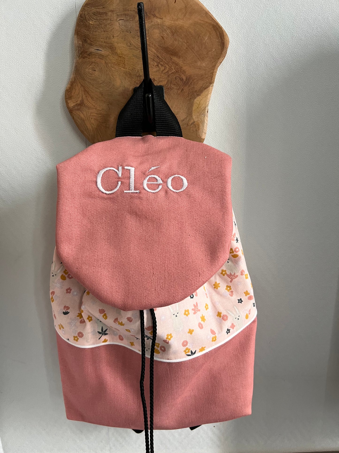 Sac enfant version 1 personnalisable. Créez votre sac en choisissant vos tissus intérieurs et extérieurs, et en ajoutant une broderie ou un flocage. Création sur mesure
