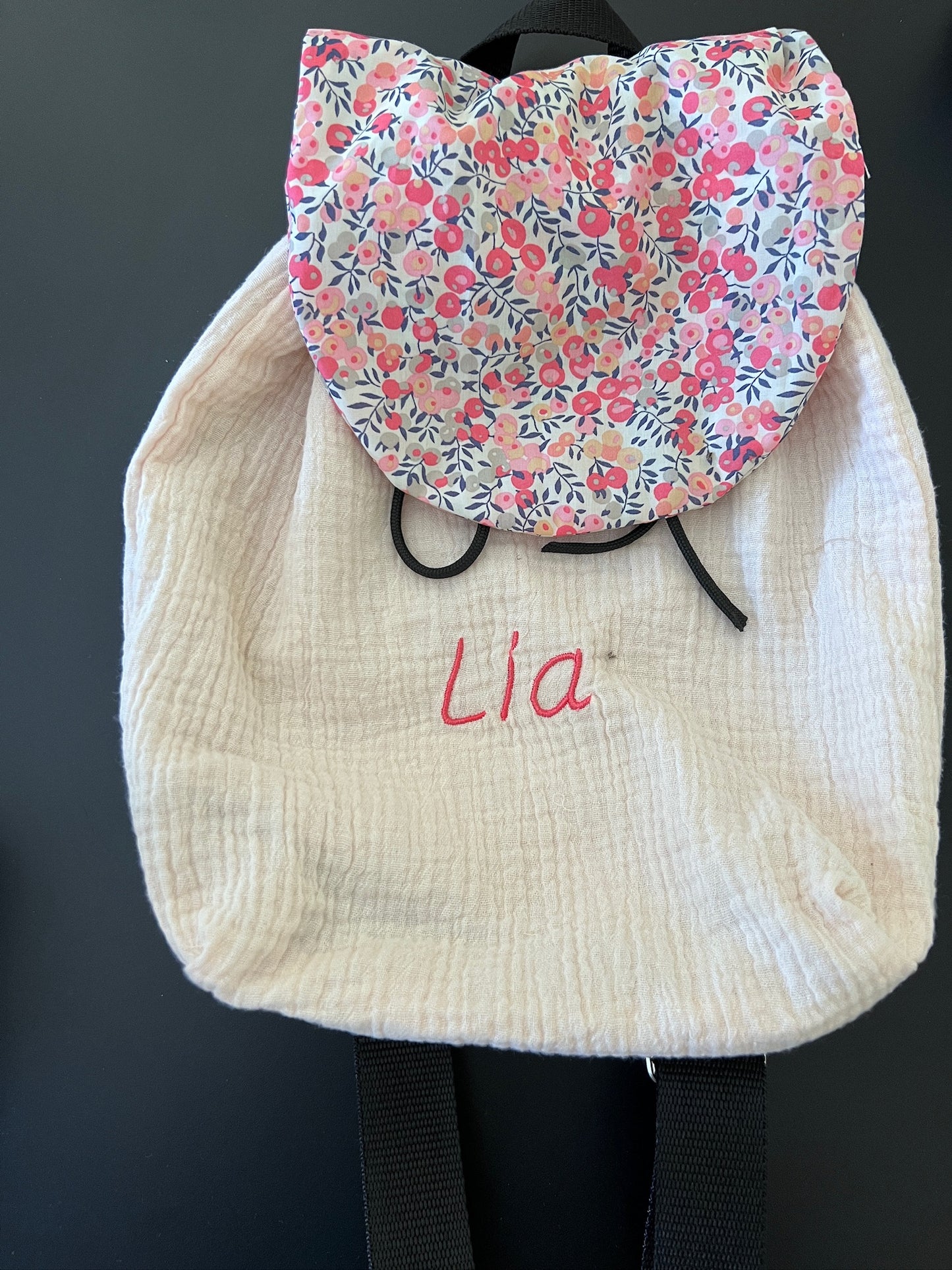 Sac enfant version 2 personnalisable. Créez votre sac en choisissant vos tissus intérieurs et extérieurs, et en ajoutant une broderie ou un flocage. Création sur mesure