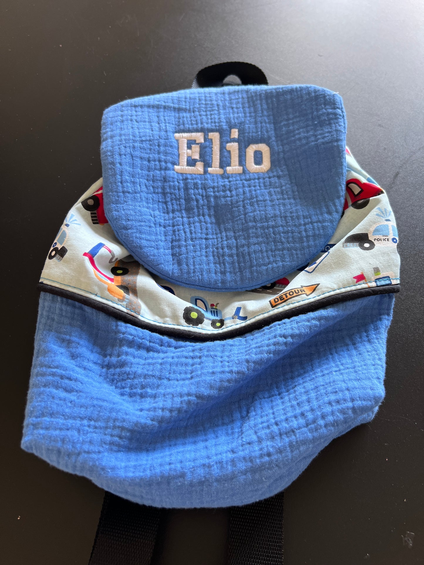 Sac enfant version 1 personnalisable. Créez votre sac en choisissant vos tissus intérieurs et extérieurs, et en ajoutant une broderie ou un flocage. Création sur mesure