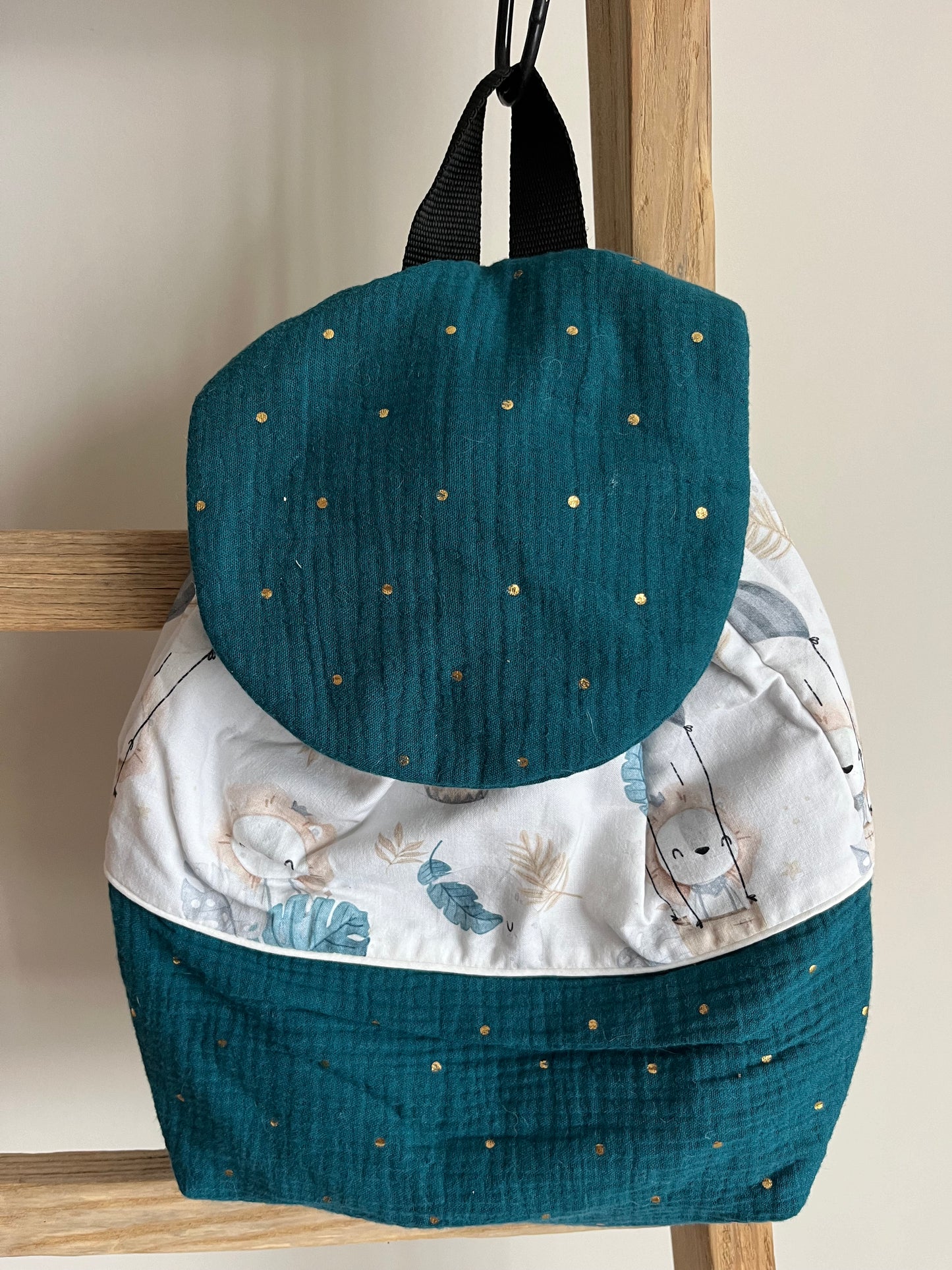 Sac enfant version 1 personnalisable. Créez votre sac en choisissant vos tissus intérieurs et extérieurs, et en ajoutant une broderie ou un flocage. Création sur mesure
