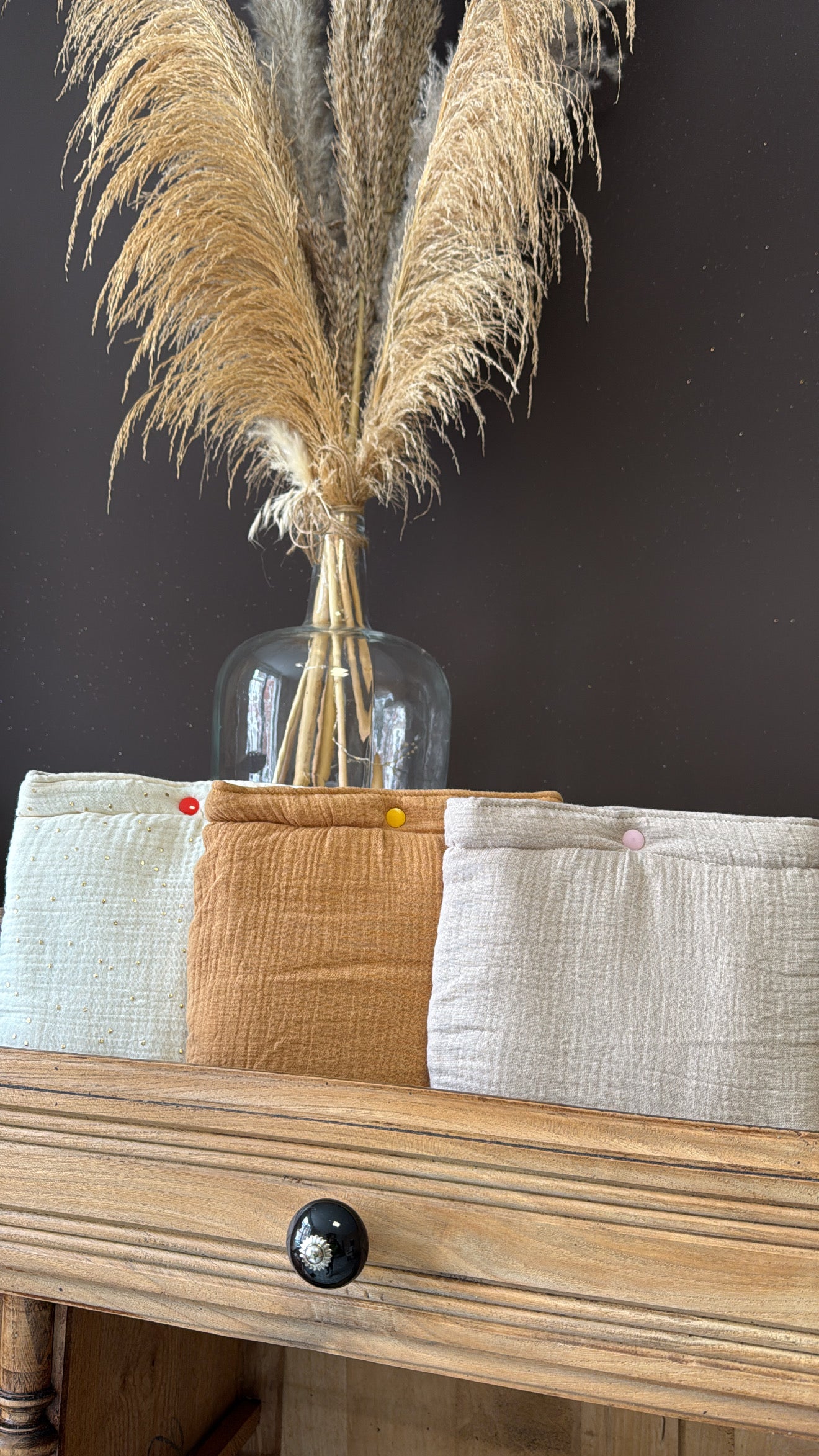 Pochette livre / tablette / ordinateur personnalisable. Créez votre Pochette livre / tablette / ordinateur en choisissant vos tissus intérieurs et extérieurs, et en ajoutant un flocage. Création sur mesure