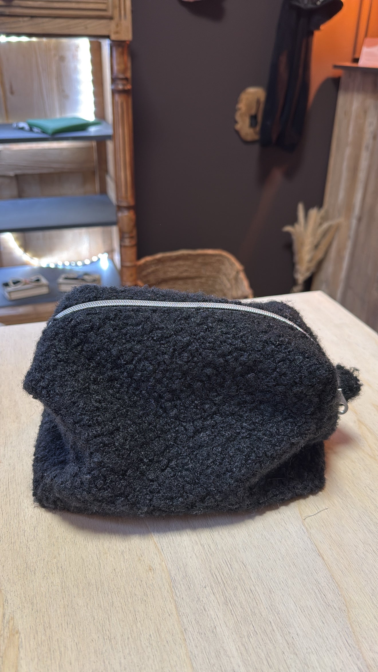 Trousse de toilette Charlie personnalisable. Créez votre trousse de toilette en choisissant vos tissus intérieurs et extérieurs, et en ajoutant une broderie. Création sur mesure