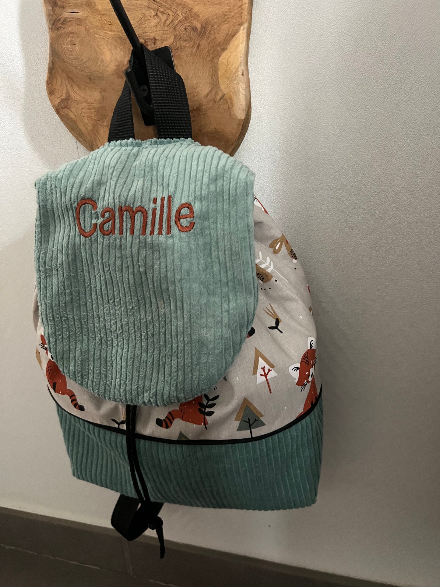 Sac enfant version 1 personnalisable. Créez votre sac en choisissant vos tissus intérieurs et extérieurs, et en ajoutant une broderie ou un flocage. Création sur mesure