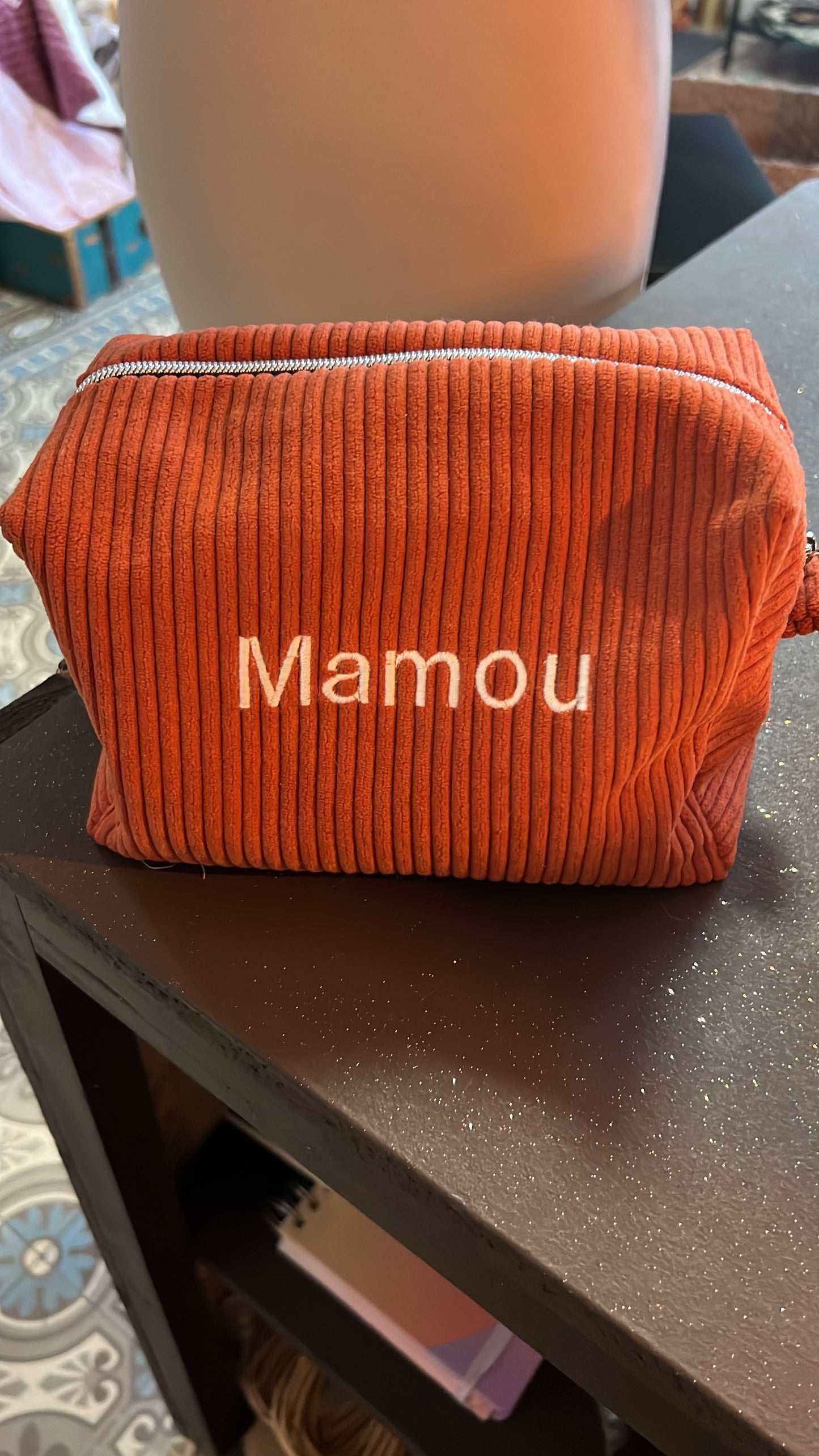 Trousse de toilette Charlie personnalisable. Créez votre trousse de toilette en choisissant vos tissus intérieurs et extérieurs, et en ajoutant une broderie. Création sur mesure