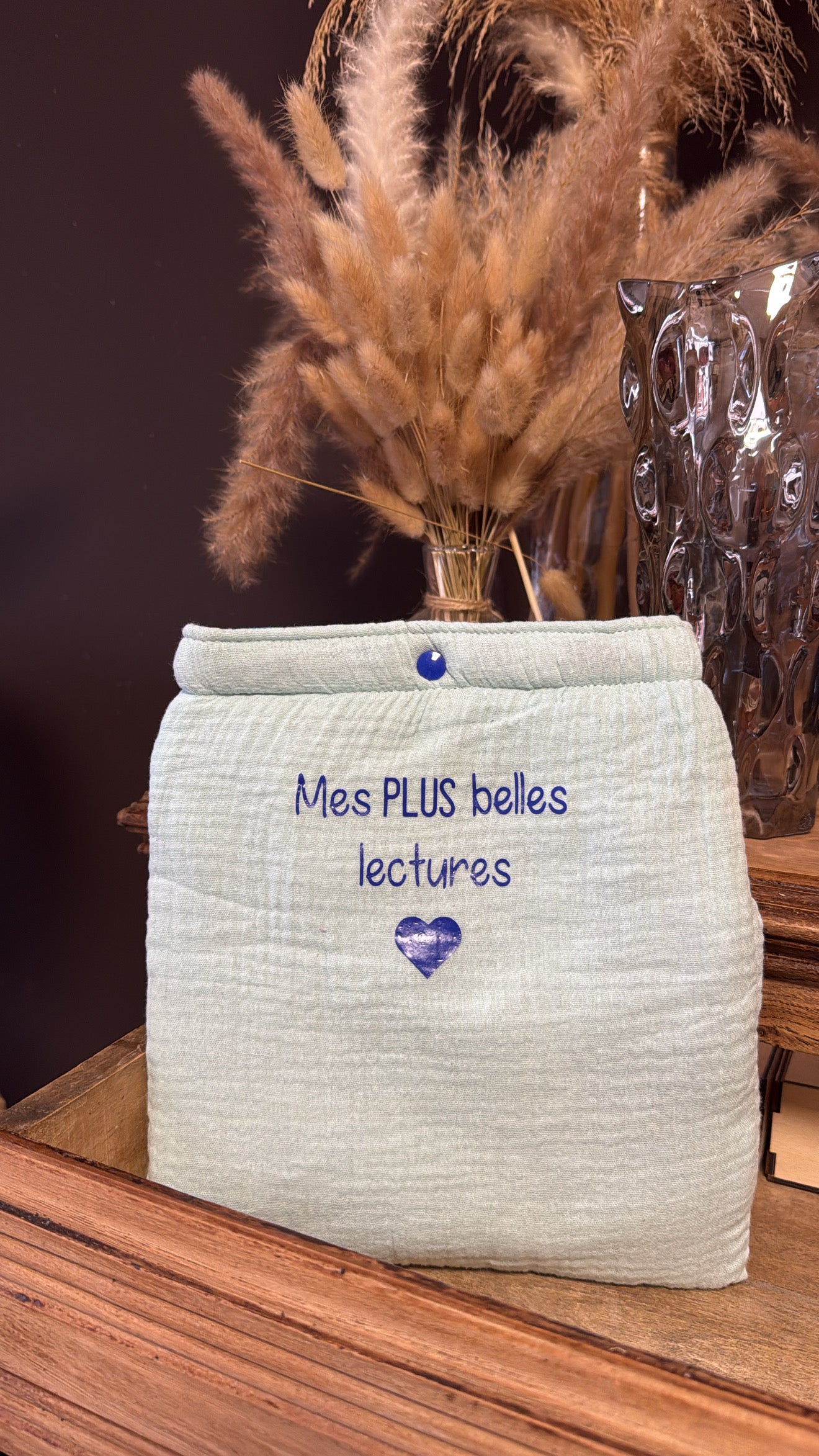 Pochette livre / tablette / ordinateur personnalisable. Créez votre Pochette livre / tablette / ordinateur en choisissant vos tissus intérieurs et extérieurs, et en ajoutant un flocage. Création sur mesure