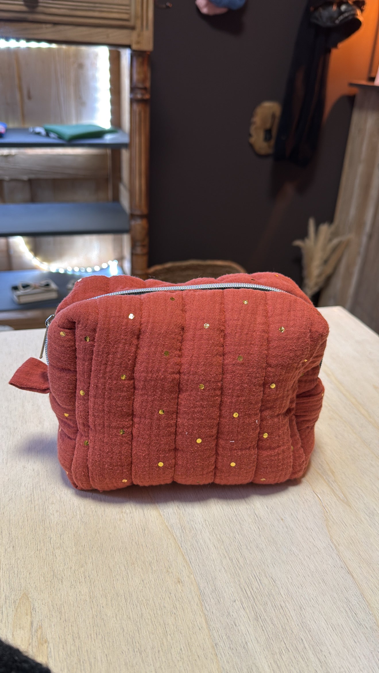 Trousse de toilette Charlie personnalisable. Créez votre trousse de toilette en choisissant vos tissus intérieurs et extérieurs, et en ajoutant une broderie. Création sur mesure