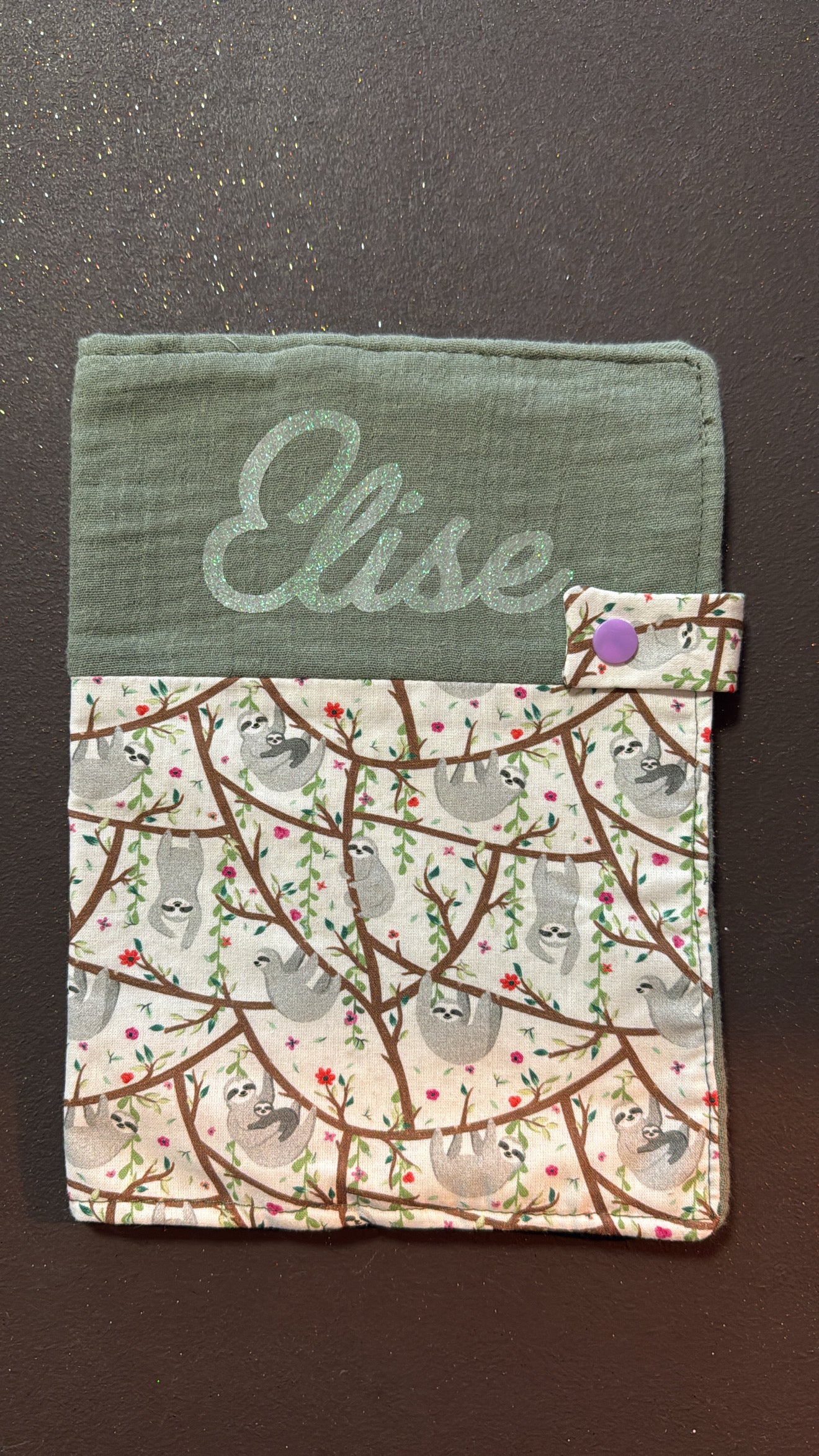 Protège carnet de santé personnalisable. Créez votre carnet de santé en choisissant vos tissus intérieurs et extérieurs, et en ajoutant une broderie ou un flocage. Création sur mesure