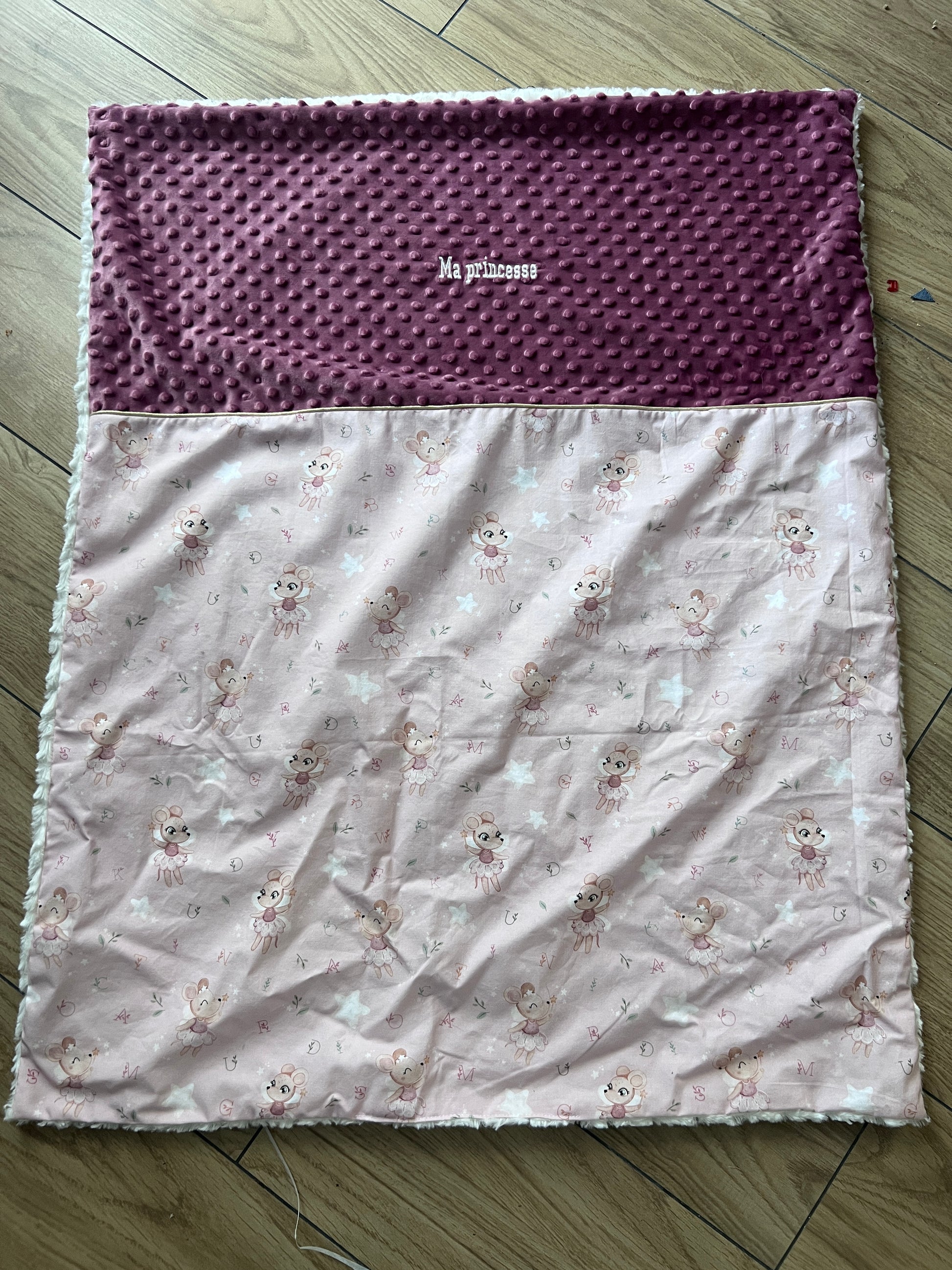 Couverture personnalisable. Créez votre Couverture en choisissant vos tissus , et en ajoutant une broderie. Création sur mesure