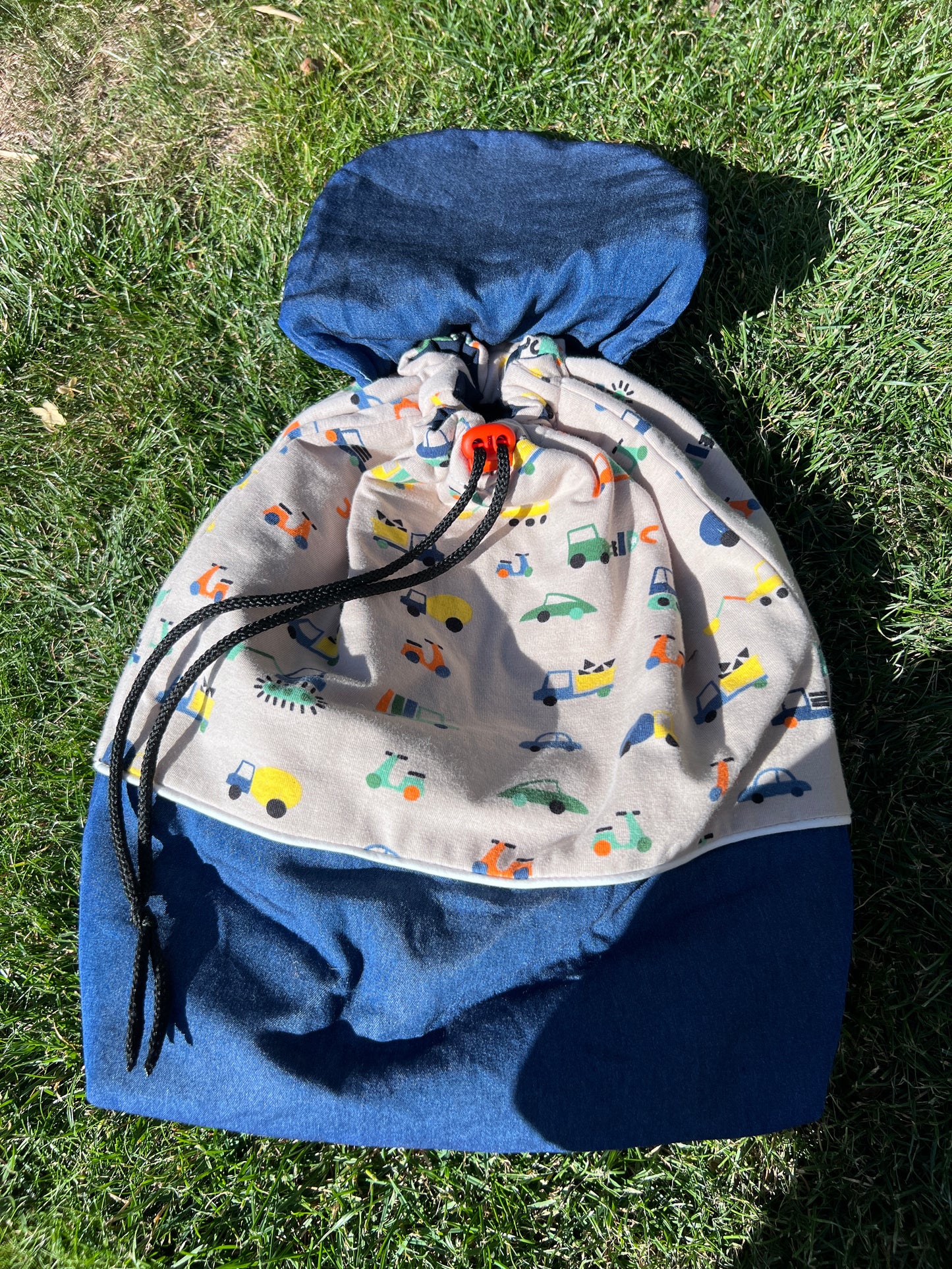 Sac à dos enfant en jean bleu – Motifs véhicules - creation by loliart