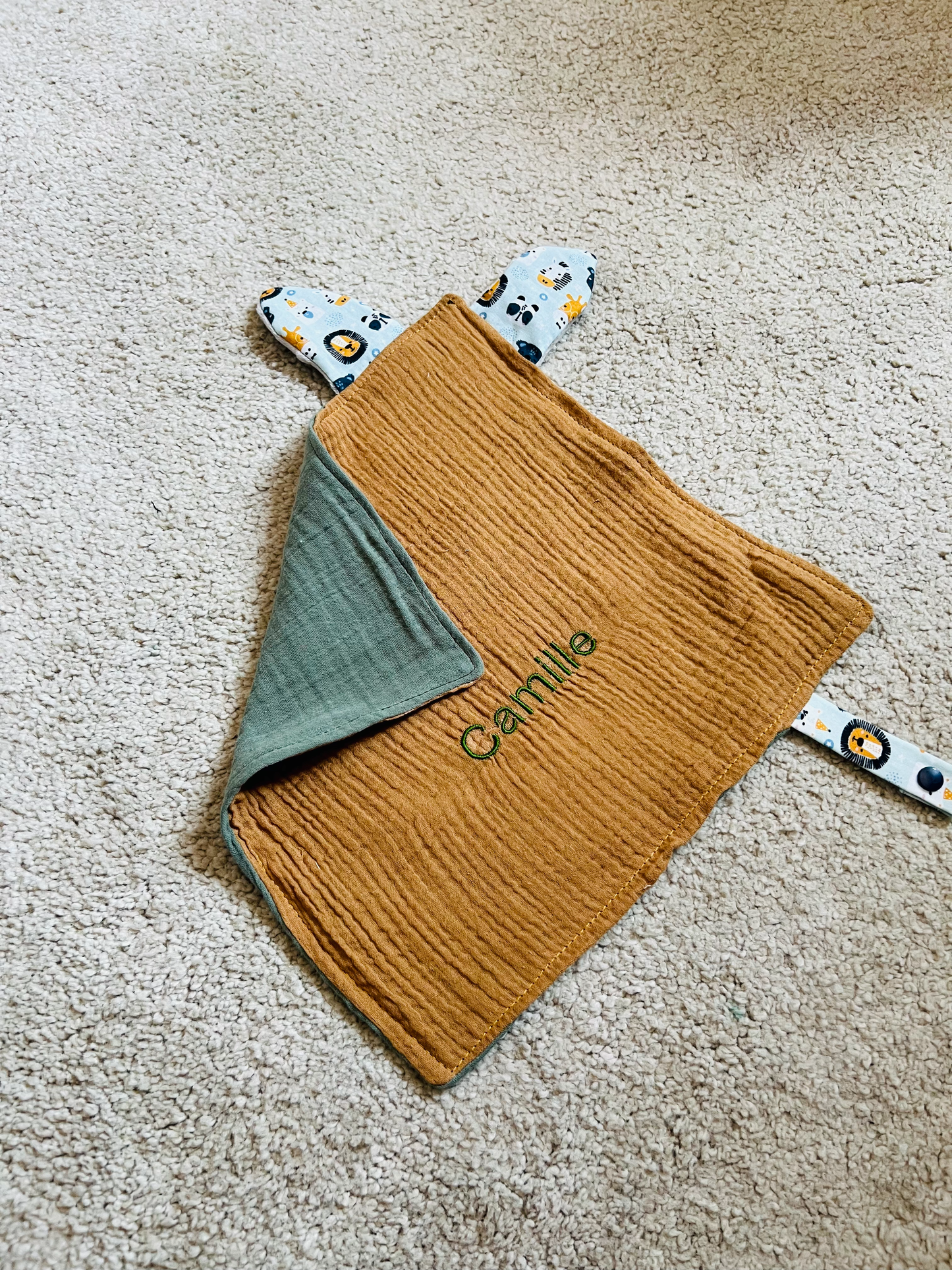 Doudou personnalisable. Créez votre doudou en choisissant vos tissus , et en ajoutant une broderie. Création sur mesure