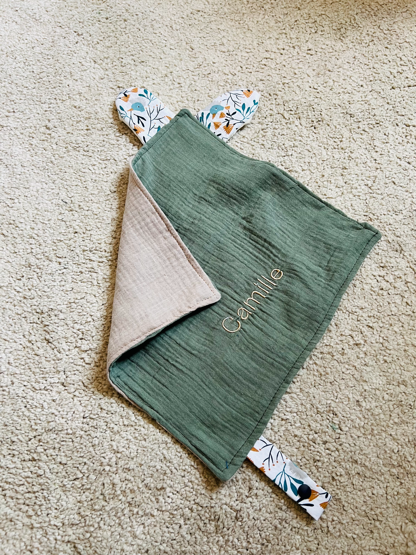 Doudou personnalisable. Créez votre doudou en choisissant vos tissus , et en ajoutant une broderie. Création sur mesure