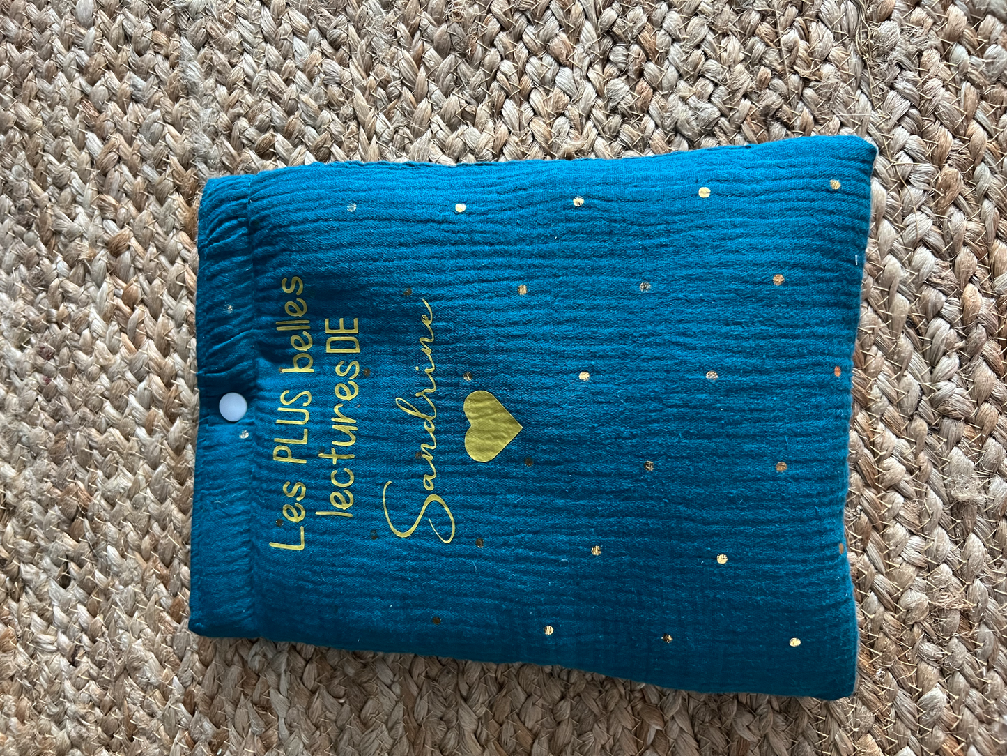 Pochette livre / tablette / ordinateur personnalisable. Créez votre Pochette livre / tablette / ordinateur en choisissant vos tissus intérieurs et extérieurs, et en ajoutant un flocage. Création sur mesure