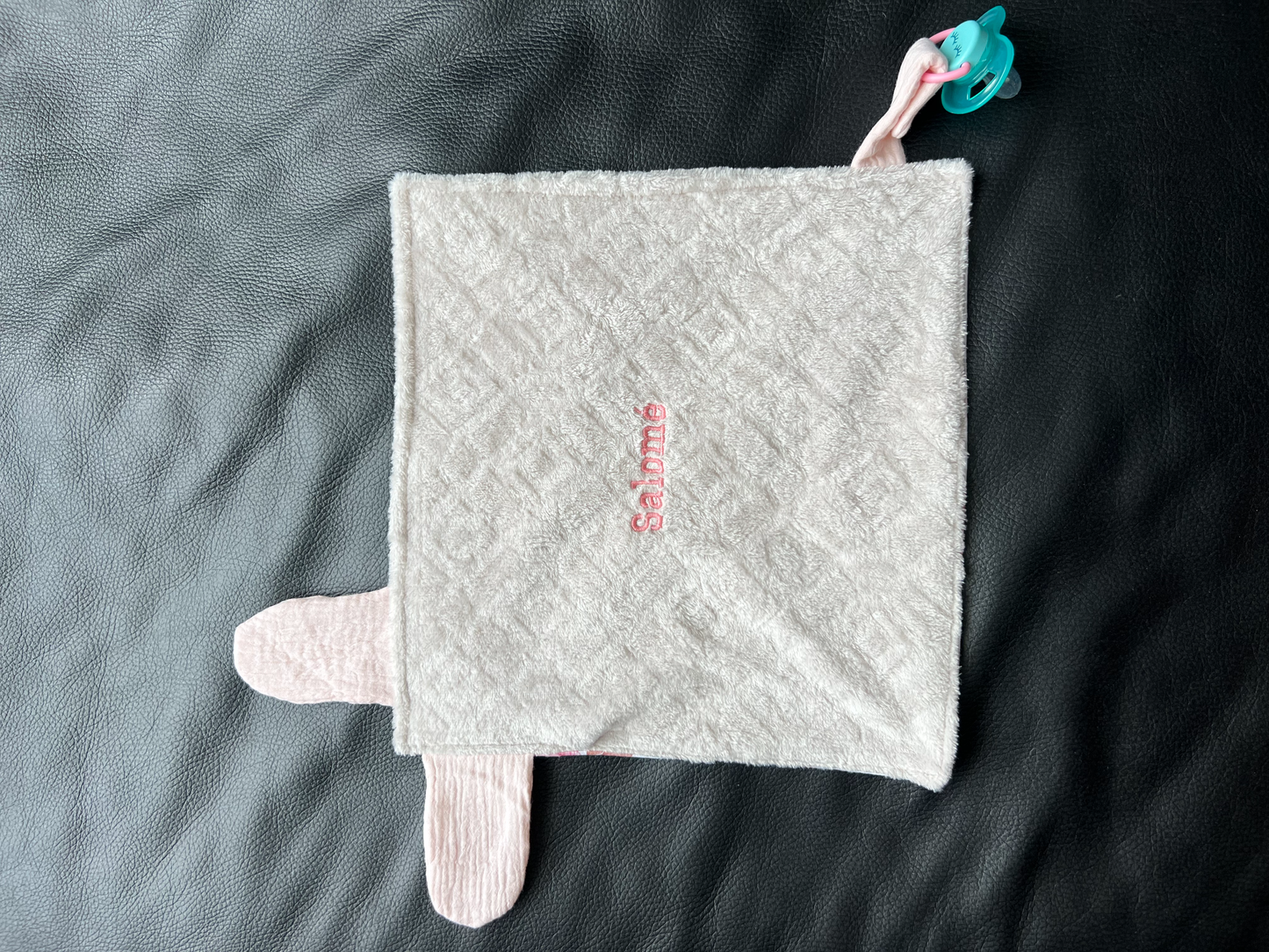 Doudou personnalisable. Créez votre doudou en choisissant vos tissus , et en ajoutant une broderie. Création sur mesure