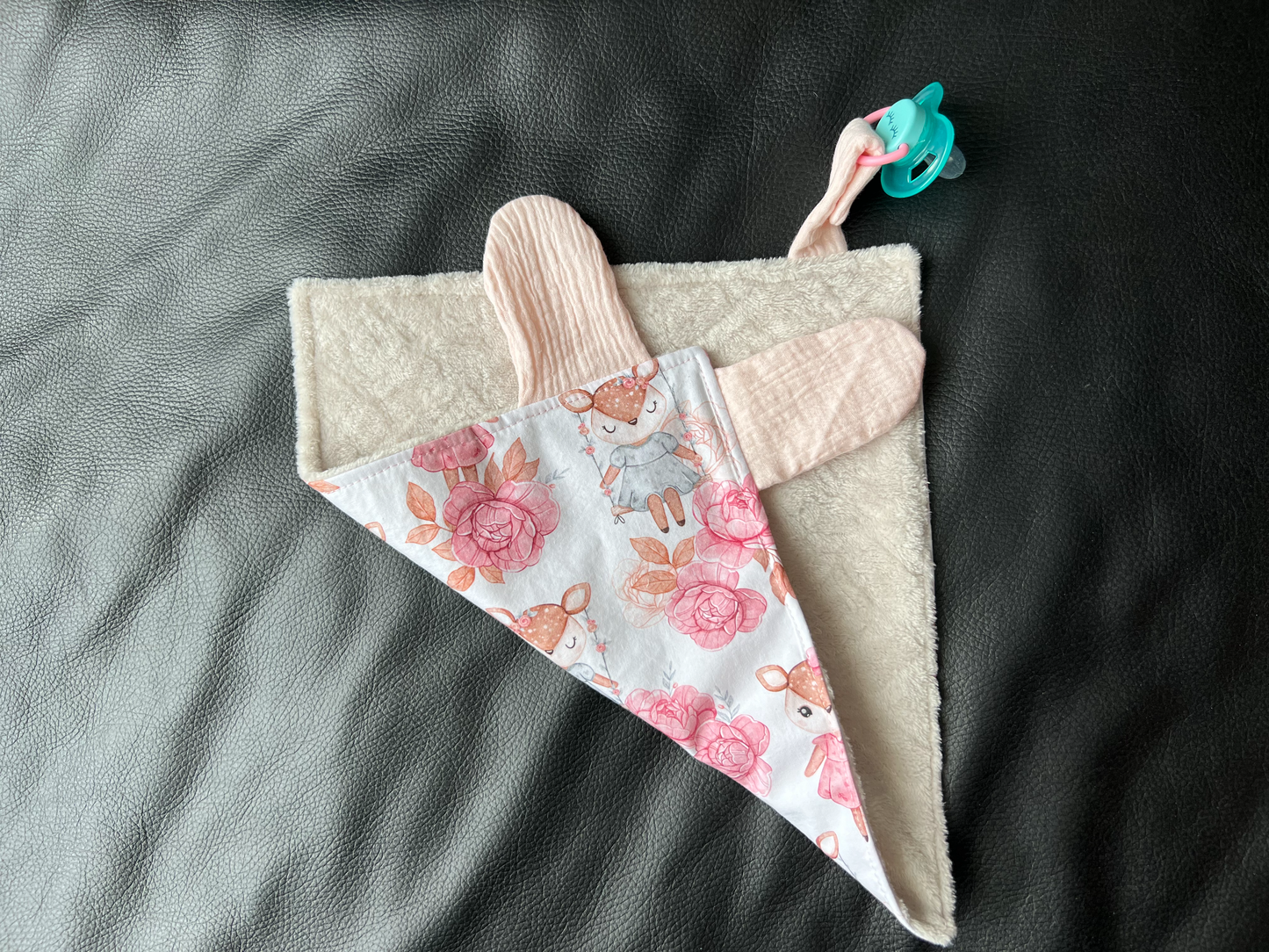 Doudou personnalisable. Créez votre doudou en choisissant vos tissus , et en ajoutant une broderie. Création sur mesure