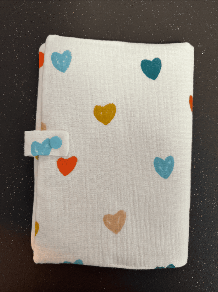 Protège-carnet de santé "Margot" motif cœur - double gaze- création unique et personnalisée - création sur mesure - couture carnet de santé