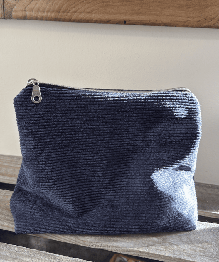 Trousse de toilette en triangle – Pratique et originale