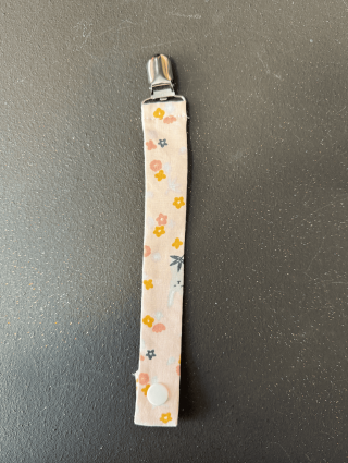 Accroche tétine tissu fait main – Pratique et pleine de charme