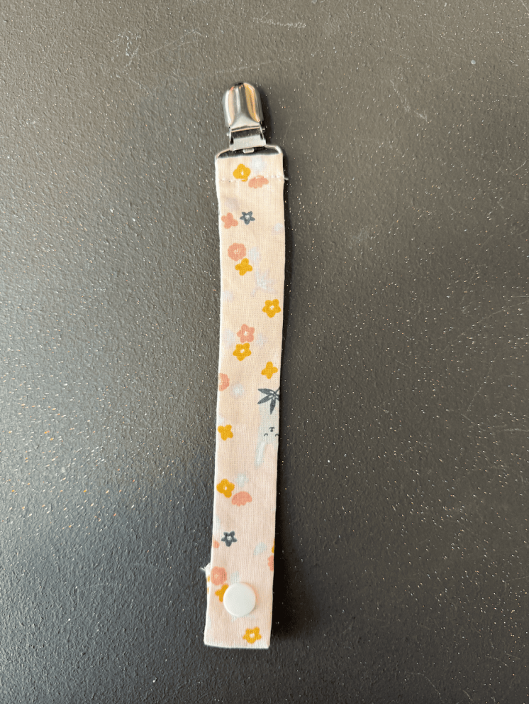 Accroche tétine tissu fait main – Pratique et pleine de charme