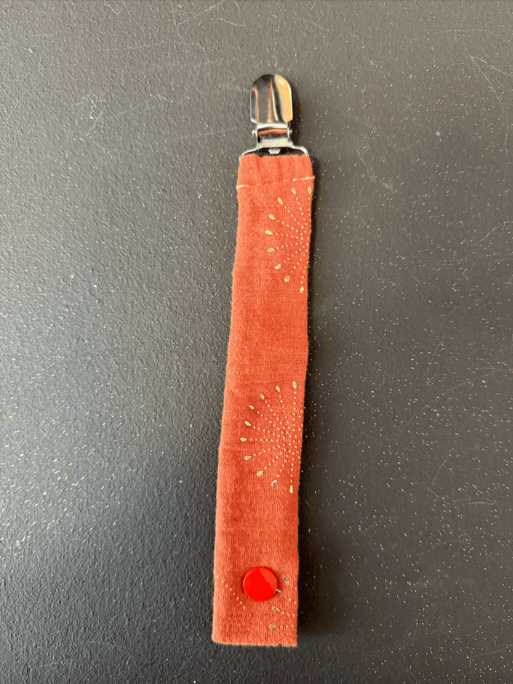 Accroche tétine tissu fait main – Pratique et pleine de charme