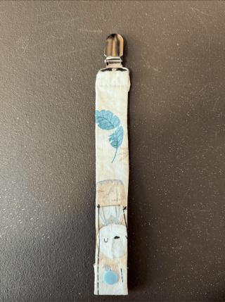 Accroche tétine tissu fait main – Pratique et pleine de charme