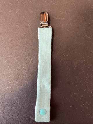 Accroche tétine tissu fait main – Pratique et pleine de charme