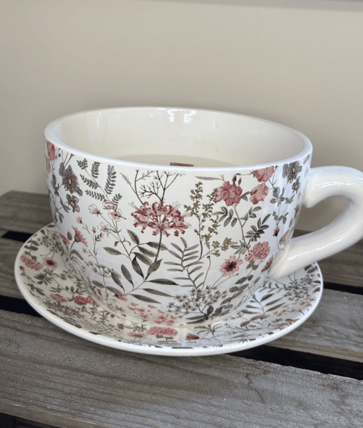 Bougie tasse fleurie – Parfum praliné gourmand