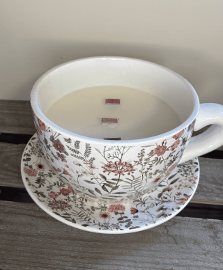 Bougie tasse fleurie – Parfum praliné gourmand