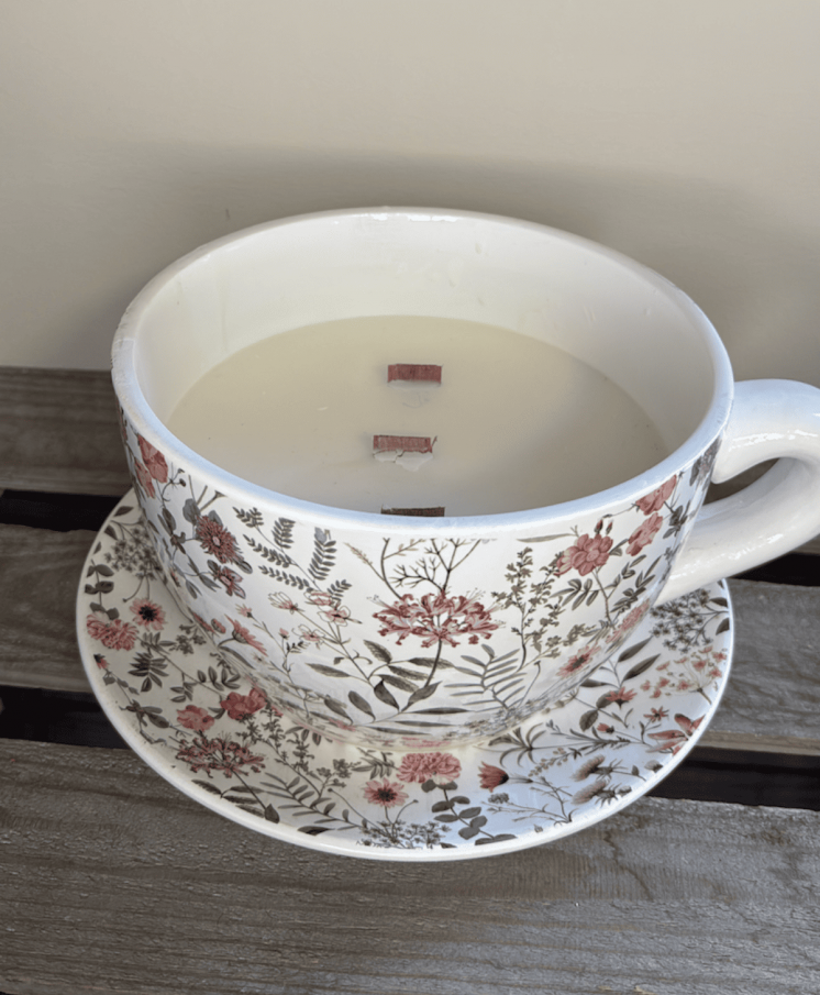 Bougie tasse fleurie – Parfum praliné gourmand