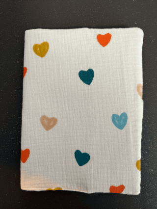 Protège Carnet de Santé Fait Main – Motifs Cœurs Doux