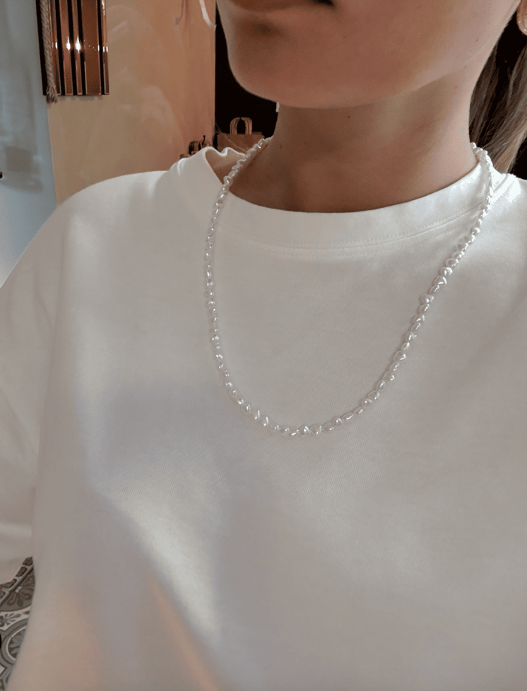 Collier perles blanches irrégulières – Élégance naturelle